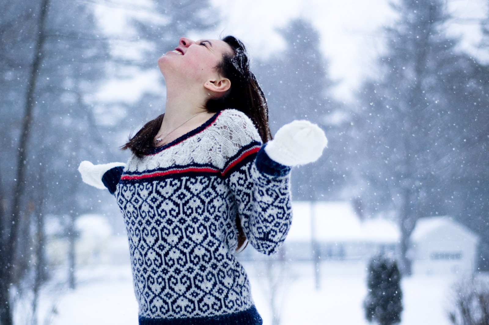 træer, hvid, portræt, brunette, sne, vinter, storm, is, kold, sweater, Glæde, snefnug, lykkelig, lykke, vanter, Fryser, januar, snestorm, træ, 50mm, gård, pige, skønhed, smil, sjovt, selv, selvportræt, snefald, nikond70, nikkor50mm, D70, glad, rosycheeks