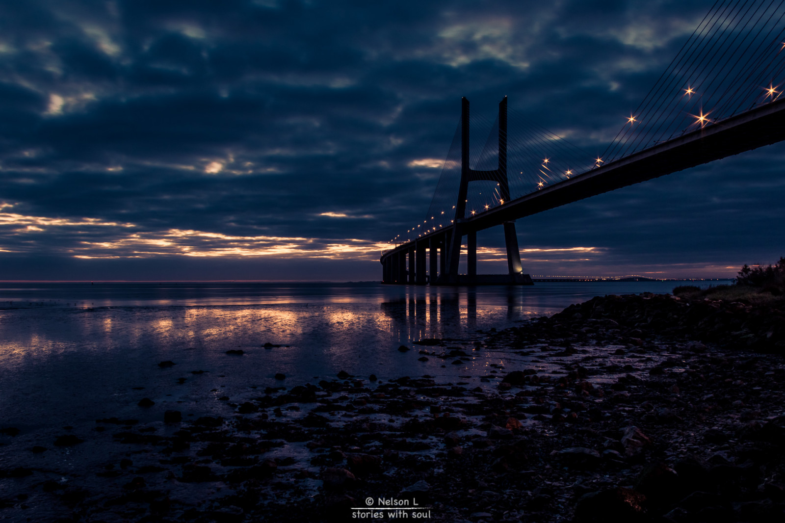 afspejling, himmel, horisont, vand, berolige, hav, skumring, solnedgang, daggry, kyst, Sky, aften, solopgang, atmosfære, fixed link, bro, ocean, mørke, nat, mole, sø, flod, meteorologisk fænomen, landskab