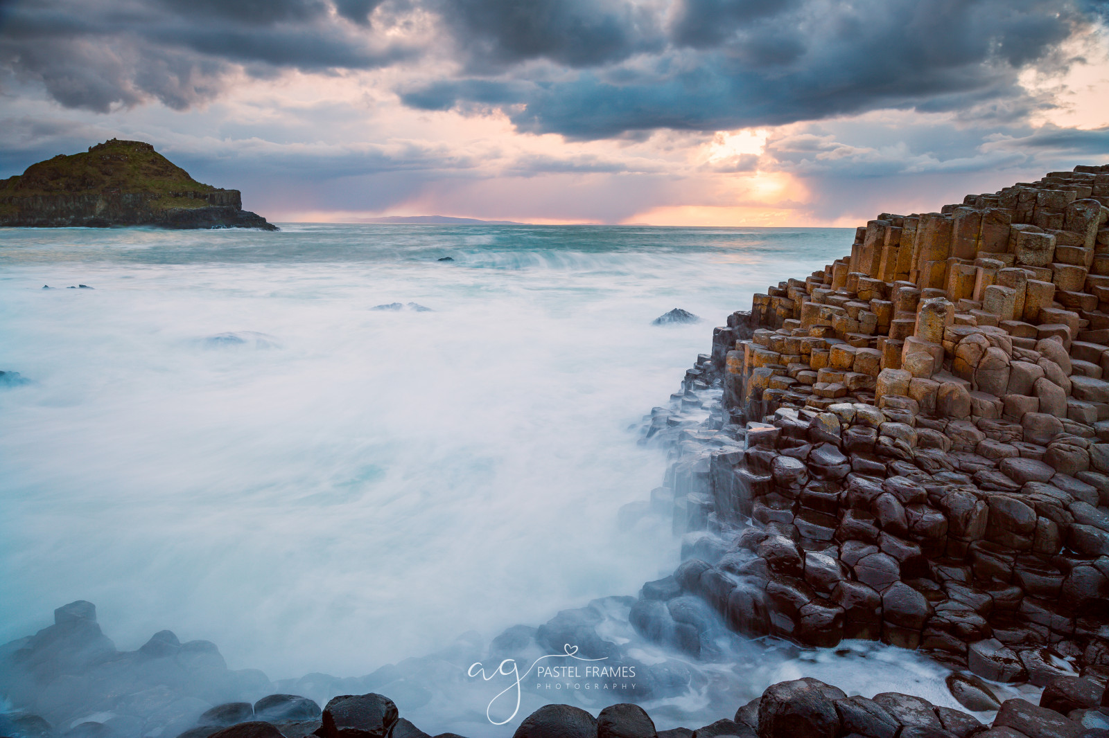 krajina, západ slunce, moře, záliv, voda, Skála, Příroda, pobřeží, odraz, nebe, kameny, fotografování, svítání, ráno, vlny, pobřeží, útes, horizont, skály, pelerína, soumrak, Terén, longexposure, mrak, hora, svítání, oceán, vlna, materiál, obři, travelphotography, násep, Severní Irsko, canon2470mm, tělo z vody, mořská vlna, Antrim, canon5dmark3, před bouřkou