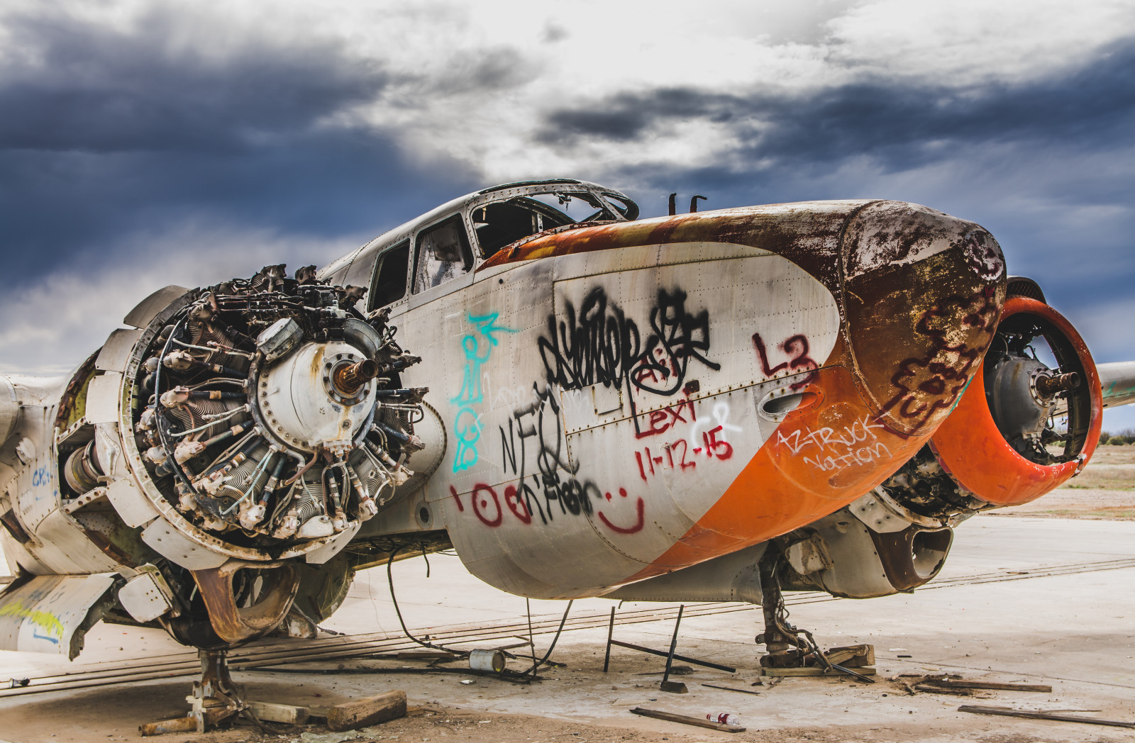 lidé, bílý, Černá, starý, černobílý, vozidlo, letoun, letadlo, vrak, Boeing, řeka, Spojené státy americké, letiště, Fénix, Dovolená, přistání, indický, Arizona, turistika, letadla, rodák, Lockheed, desaturated, pilotní kabina, venkovský, pamětní, Airbus, ramínko, Mono, národní, cestovat, tělesné, terminál, fotografie, mě, hřbitov, letadlo, cestování, letectví, vypnuto, vzít, americký, lepit, sláva, Atmosféra Země, letecký motor, douglaska, gila, svíčkář, dobrý rok, letouny, DC6, Airpark, FlightDeck, Boneyard, PV2, dismanteled