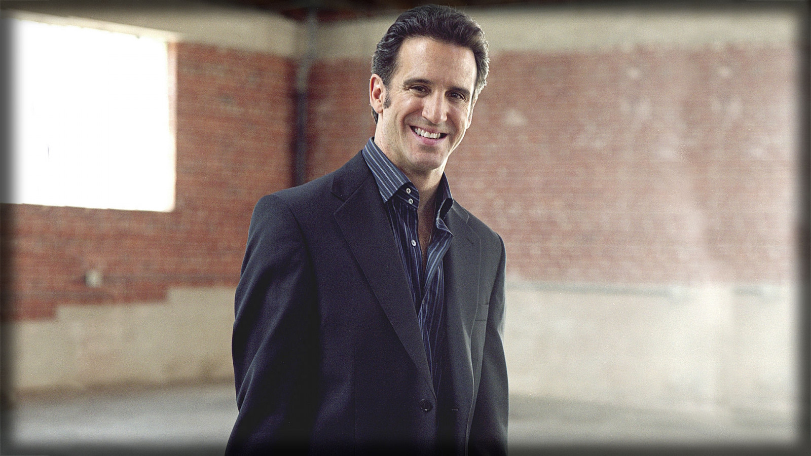 สุภาพบุรุษ, แจ็คเก็ต, เสื้อ, แสงกลางวัน, Blazer, ทักซิโด้, ยิ้ม, ชุดสูท, มืออาชีพ, แจ๊กเก็ต, สวมใส่อย่างเป็นทางการ, ผู้ประกอบการ, ผู้ประกอบการ, คนงานปกขาว, เนคไท, ผู้บริหารธุรกิจ, เสื้อชุด, eric marienthal