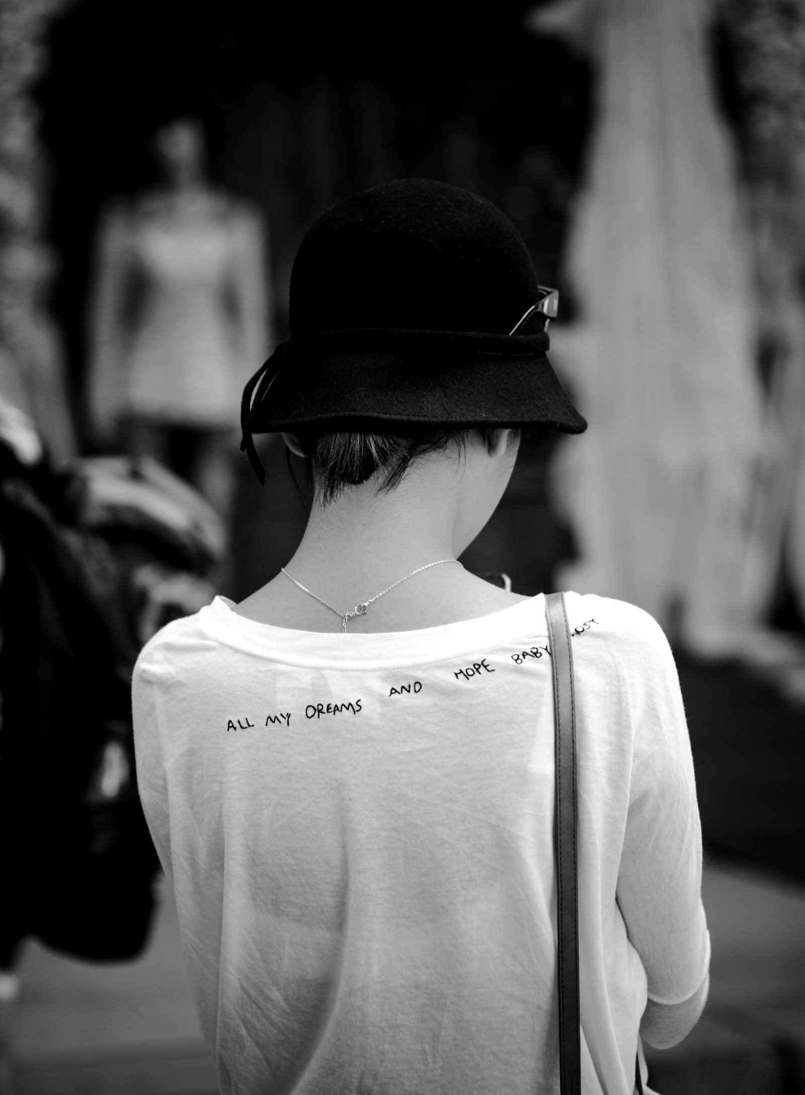 bílý, Černá, černobílý, model, portrét, ulice, brýle, čepice, fotografování, móda, jaro, oblečení, hlava, dívka, krása, příběh, dáma, fotografie, tma, Černý a bílý, monochromatické fotografování, Film noir