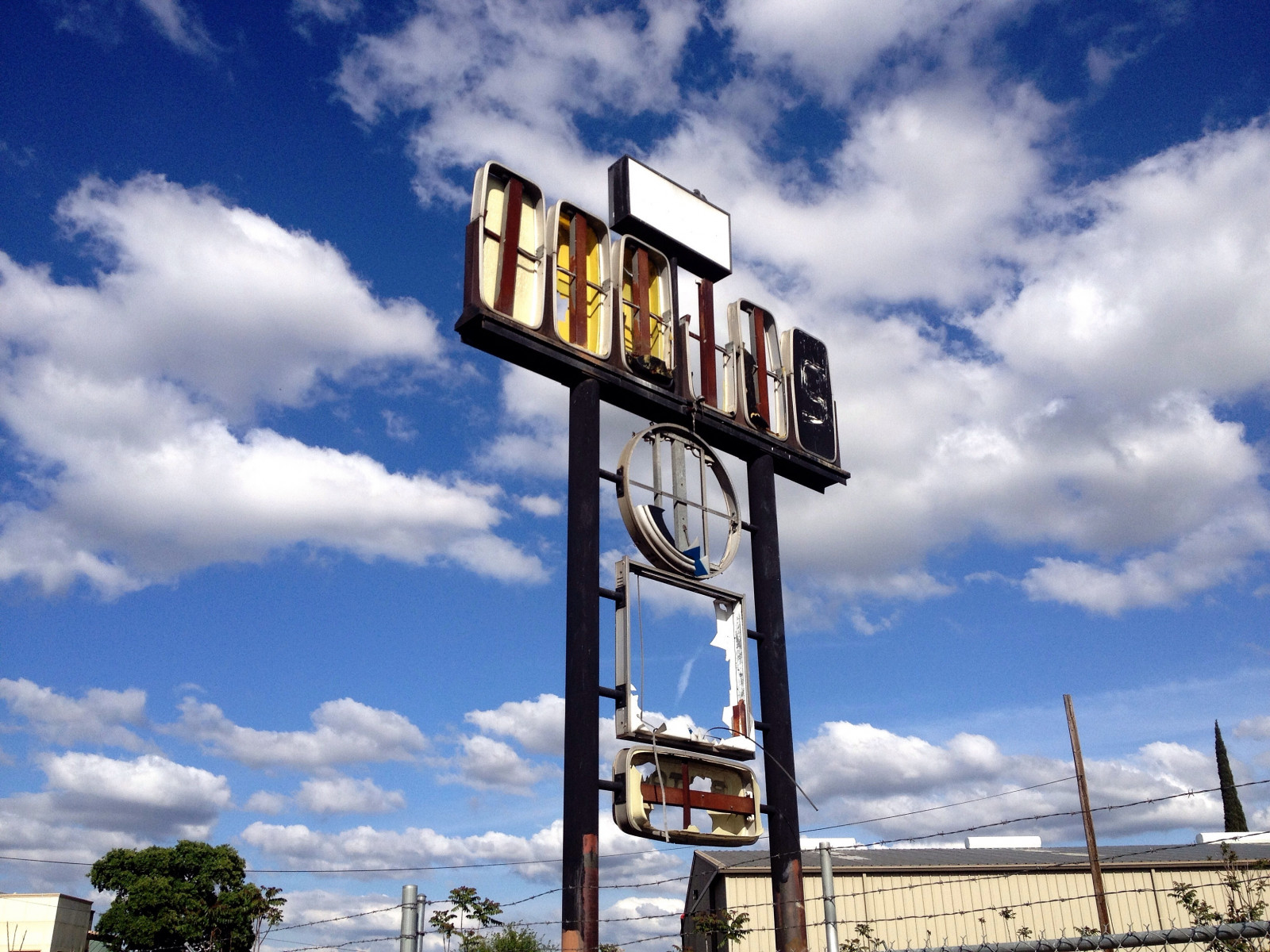 krajina, město, městský, budova, nebe, mraky, modrý, podepsat, znaky, rez, kov, náměstí, kruh, rám, rozklad, zlomený, prázdný, vybledlý, obdélník, Tajemství, Stráž, Křupavý, mrak, rezavý, zakalený, reklamní, scénický, obchodní, typ, signage, Stockton, americana, silniční, z podnikání, Stálý, Podpisy, Explore20130528