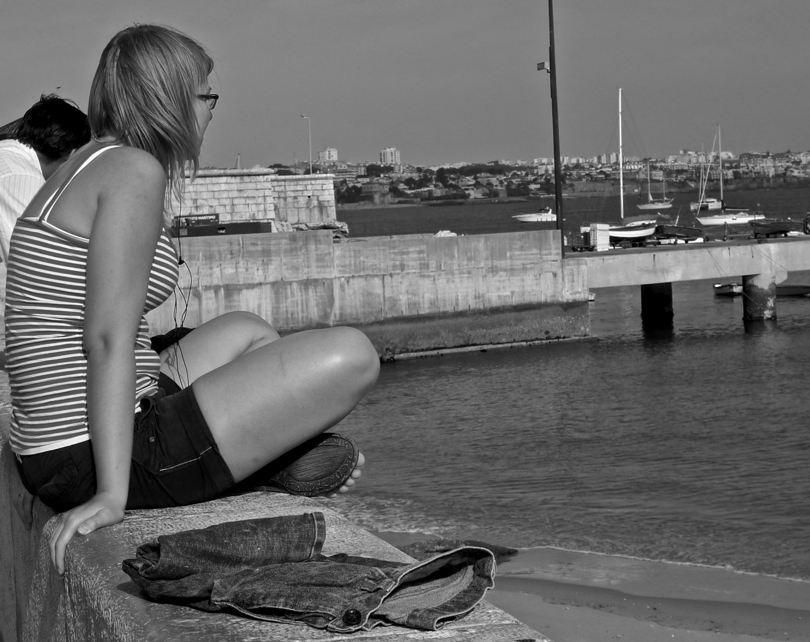 bílý, Černá, černobílý, nohy, šortky, fotografování, Leica, Portugalsko, Černý a bílý, Černá bílá, fotografie, CreativeCommons, upřímný, streetpassionaward, blackwhitephotos, Černý a bílý, monochromatické fotografování, lidských pozice, Cascais, blackwhitepassionaward, crossedlegs, crossinglegs, candidgirl, bwmaniacv2