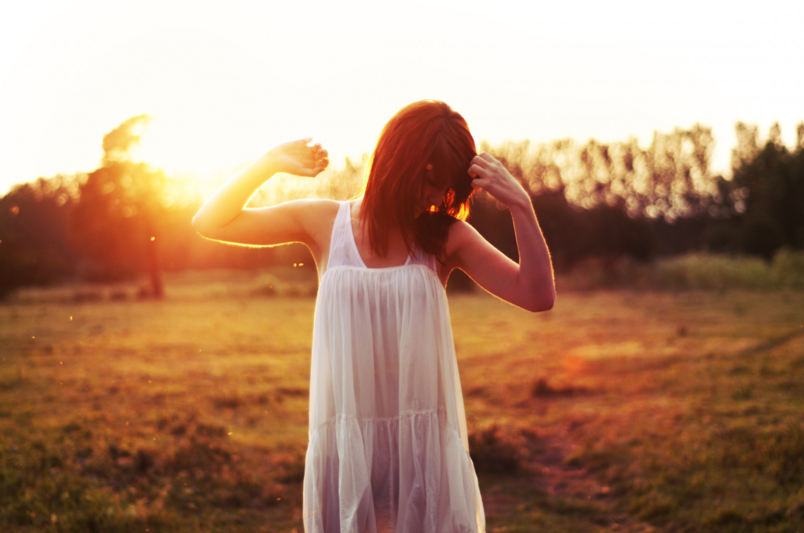 slunečnímu záření, lidé, bílý, portrét, Červené, tráva, nebe, fotografování, šaty, večer, slunce, vlasy, letní, Nikon, podsvícení, bokeh, objektiv, štěstí, jaro, Soustředit se, světlo, zlatý, NIKKOR, 50mm, měkký, hodina, f18, 18, dívka, světlice, zábava, d90, Helen, Nikkon, shallowdepthoffeild