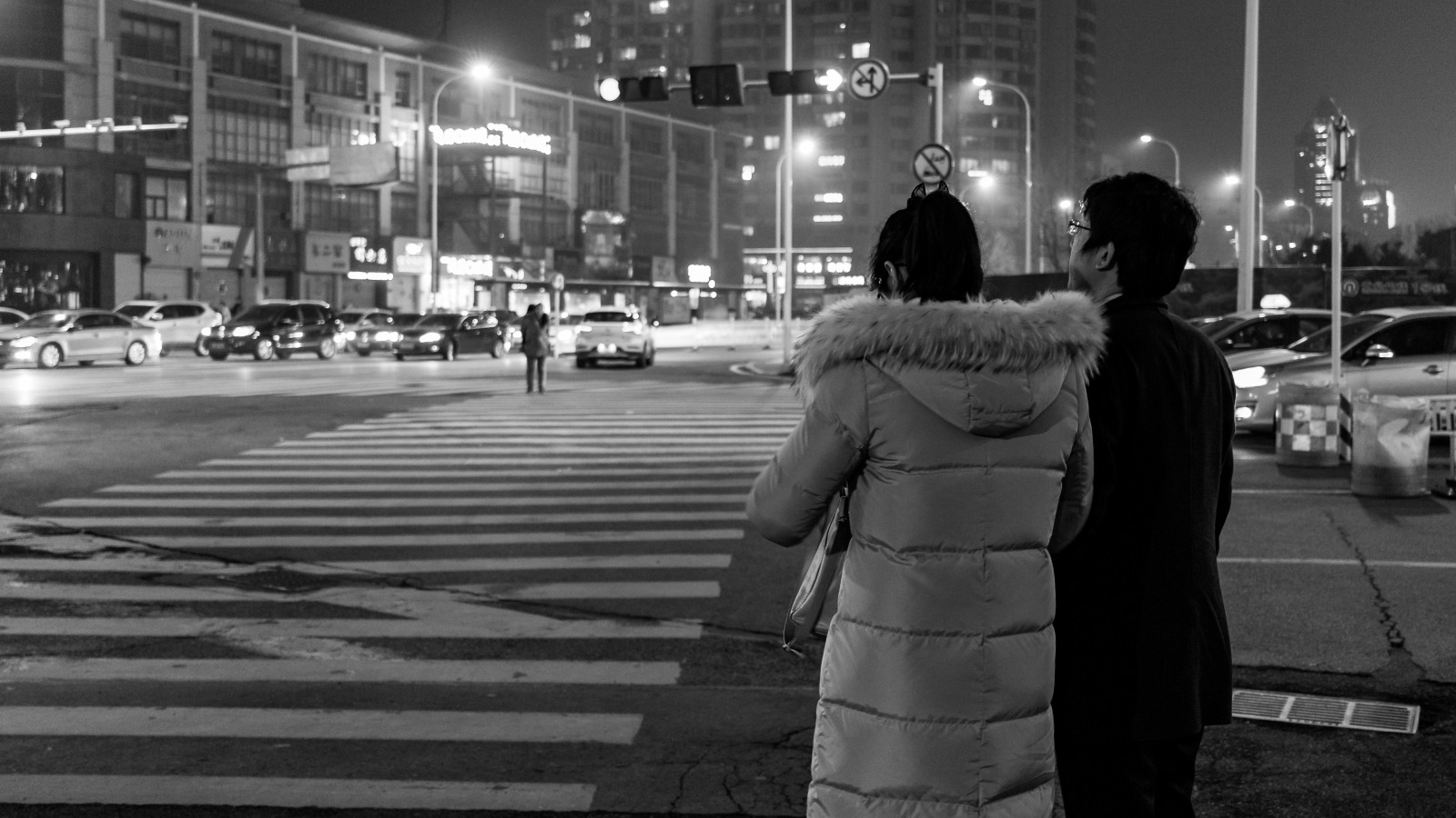 lidé, bílý, Černá, černobílý, temný, město, ulice, noc, Asie, Čína, brýle, městský, asijský, zima, silnice, fotografování, kabáty, Studený, Kánon, monitor, provoz, čas, pár, zadní, signál, čínština, čekání, infrastruktura, pěší, světlo, Černý a bílý, primární, přechod, venkovní, tělesné, Černá bílá, muž, žena, hnutí, pohyblivý, cars, mimo, spolu, mladý, chodci, fotografie, nebezpečí, rychle, 24mm, eos, BNW, připravený, momentka, backside, Počkejte, hřbet, Qingdao, Huangdao, shandong, 100d, qingdaoshi, shandongsheng, cn, Černý a bílý, monochromatické fotografování, Film noir, peněženka, přechod pro chodce, monitorování, Ovladače