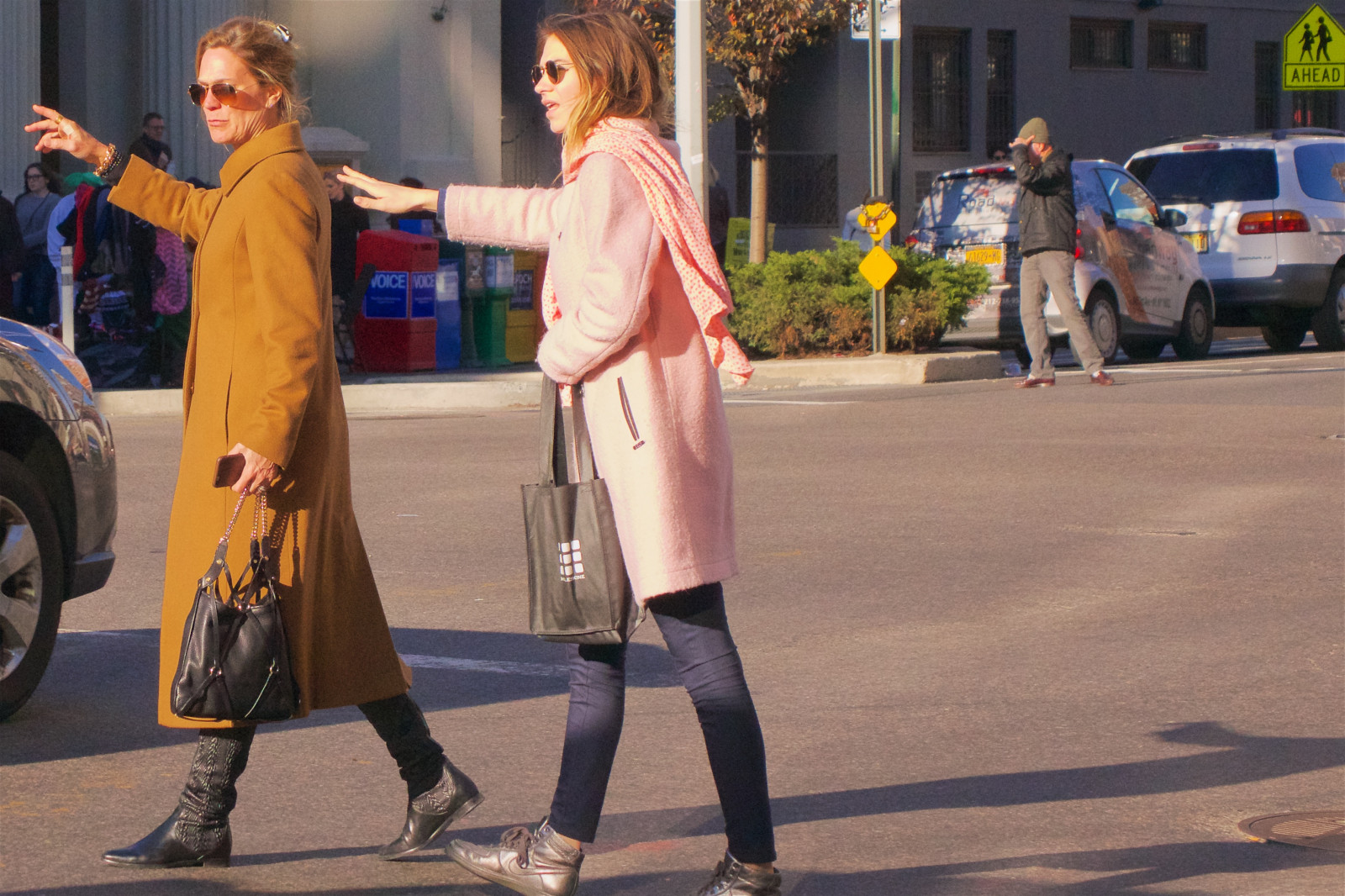 ulice, sluneční brýle, silnice, šátek, Manhattan, pěší, bod, dívka, newyork, zábava, streetphotography, kostým, kroupy, gesto, rekreace, Greenwich Village, peněženka, vpřed, Yourdon, Vánoce, Gansevoortsquare