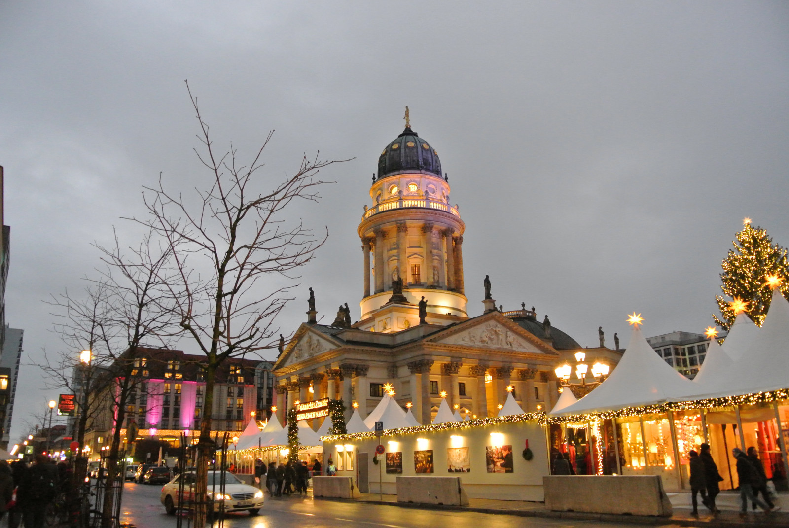 mezník, město, město, urban area, turistická atrakce, nebe, noc, strom, náměstí, metropole, večer, věž, kostelní věž, Metropolitní oblast, centrum, budova, Cestovní ruch, zima, ulice, náměstí, spirála, synagóga, fasáda