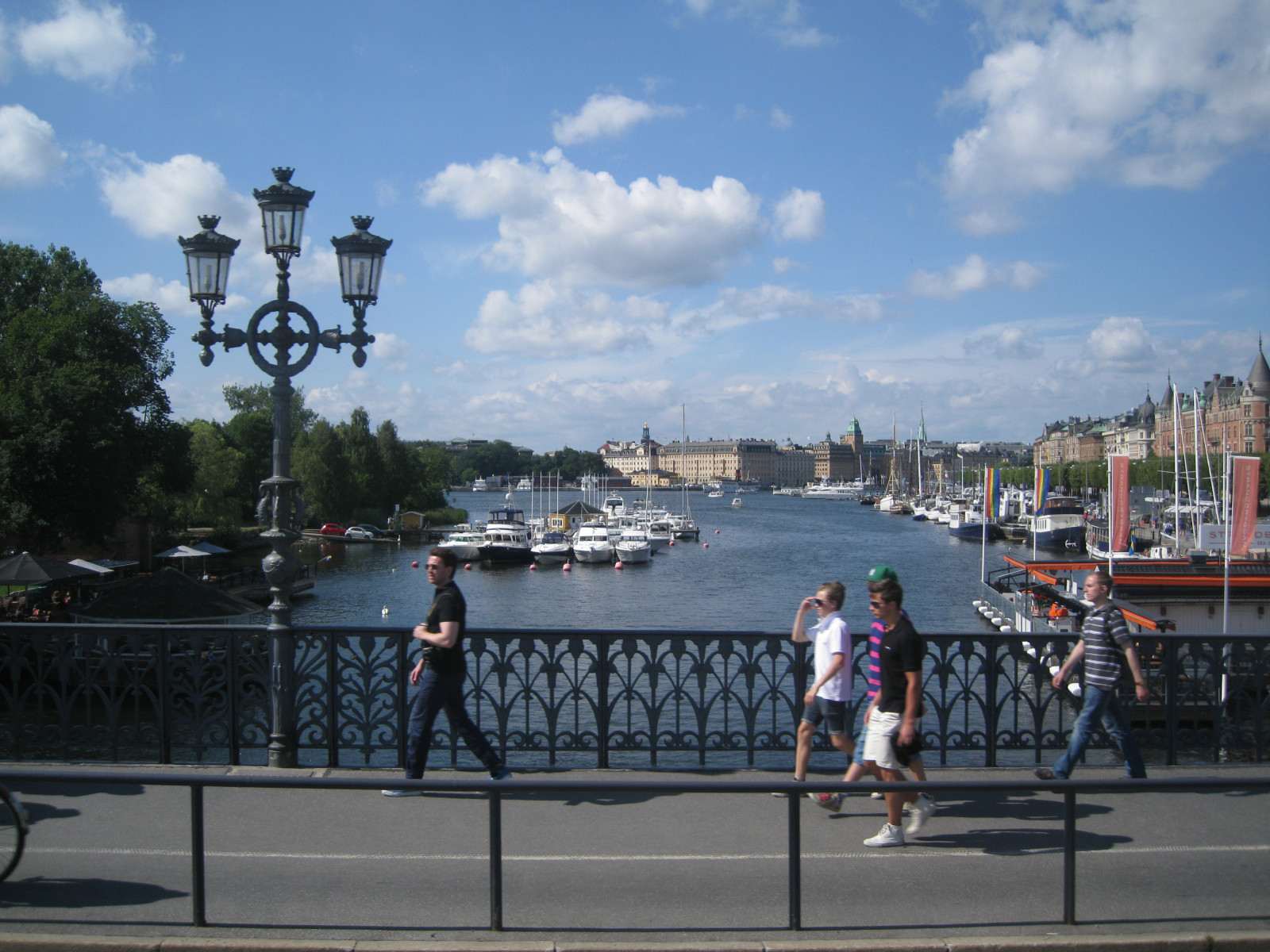lidé, loď, moře, město, ulice, panoráma města, jezero, voda, pobřeží, budova, odraz, nebe, Cestovní ruch, modrý, most, svítilna, řeka, Kánon, ostrov, letní, Slunný, Stockholm, Švédsko, Evropa, chodník, dovolená, Skandinávie, vue, světlo, mrak, scéna, strom, centrum, den, Pohled, prozkoumat, rostlina, fotografie, muž, srpen, železo, dřevěný, detail, quai, ciel, během dne, objekt, jour, rekreace, kovový, urban area, turistická atrakce, vodní, northcountry, hccity, Střed, Nouáž, Farole