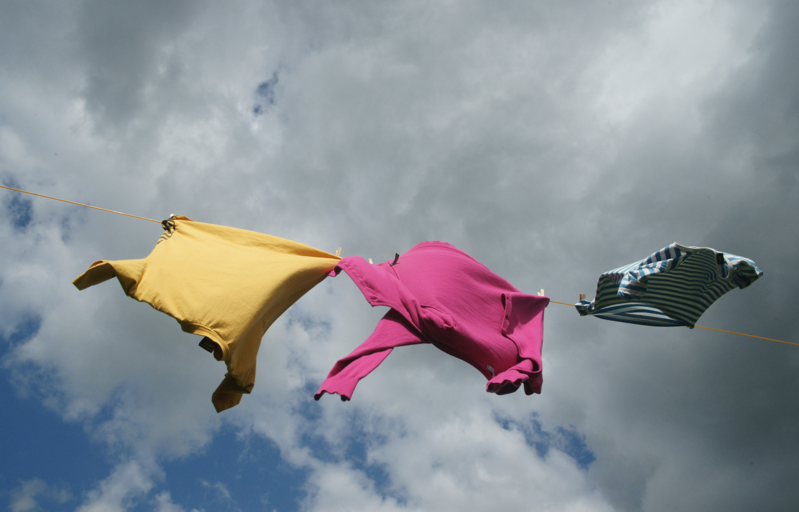 กีฬา, ท้องฟ้า, เมฆ, สีเหลือง, สีน้ำเงิน, ลม, โซนี่, ลมแรง, ของเล่น, สีชมพู, เสื้อสเวตเตอร์ถัก, ซักผ้า, clothesline, ท้องฟ้า, เสื้อผ้า, ดิจิตอล, ร่มชูชีพ, เป่า, เสื้อยืด, บรรยากาศของโลก, กีฬาผาดโผน, กระโดดร่ม, windsports, ว่าวกีฬา, timmranson, การอบแห้ง, ผ้าคลุมเตียง, alpha900