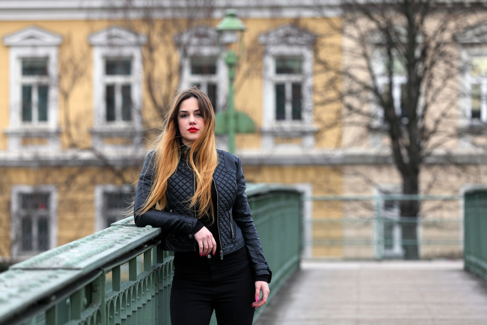 ženy, model, ženy venku, při pohledu na diváka, červená rtěnka, bruneta, bunda, kalhoty, růžové nehty, hloubka pole, dlouhé vlasy, kožené bundy