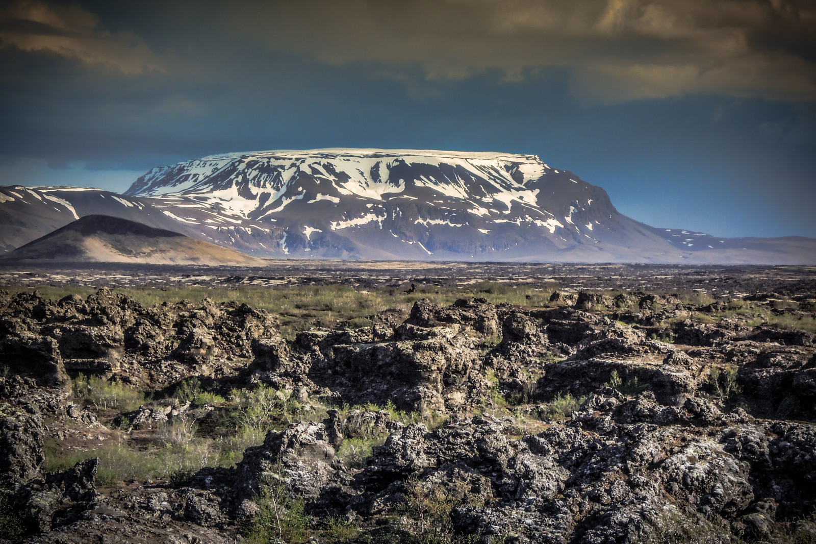 krajina, kopec, Skála, nebe, sníh, zima, horizont, atmosféra, ostrov, národní park, láva, divočina, Island, mount scenérie, vrcholek, tundra, plošina, Formace, mrak, strom, hora, je, venkovní, pole, prostý, Berge, vysočina, geologie, horských reliéf, meteorologický jev, klesl, sopečný landform, badlands, křoviny, štít sopky, ekoregion, Myvatn, Tafelberg, nadmořská výška, sráz, Stolní fontána, lava plain