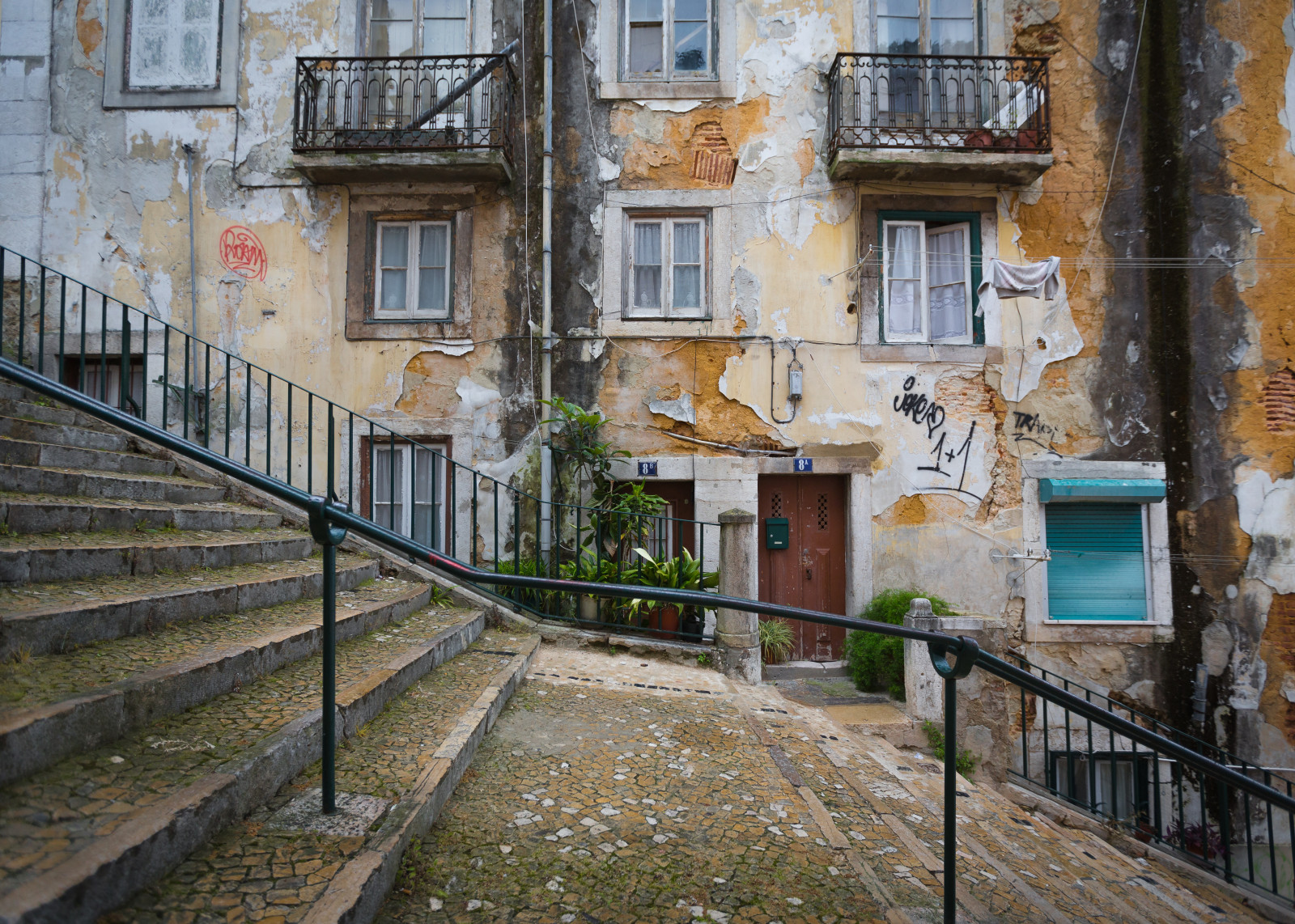 okno, město, ulice, budova, nebe, stěna, silnice, Dům, vesnice, balkón, město, Lisabon, Portugalsko, strom, alej, Street View, byt, fasáda, canoneos5dmarkiii, lisboa, 5D3, sousedství, obytný prostor, pena, 1635mm, ef1635mmf28ii, Arroios, Pombalino, Typicalstreet, Santamariamaior, Dluizibridge, Escadinhasdabarroca