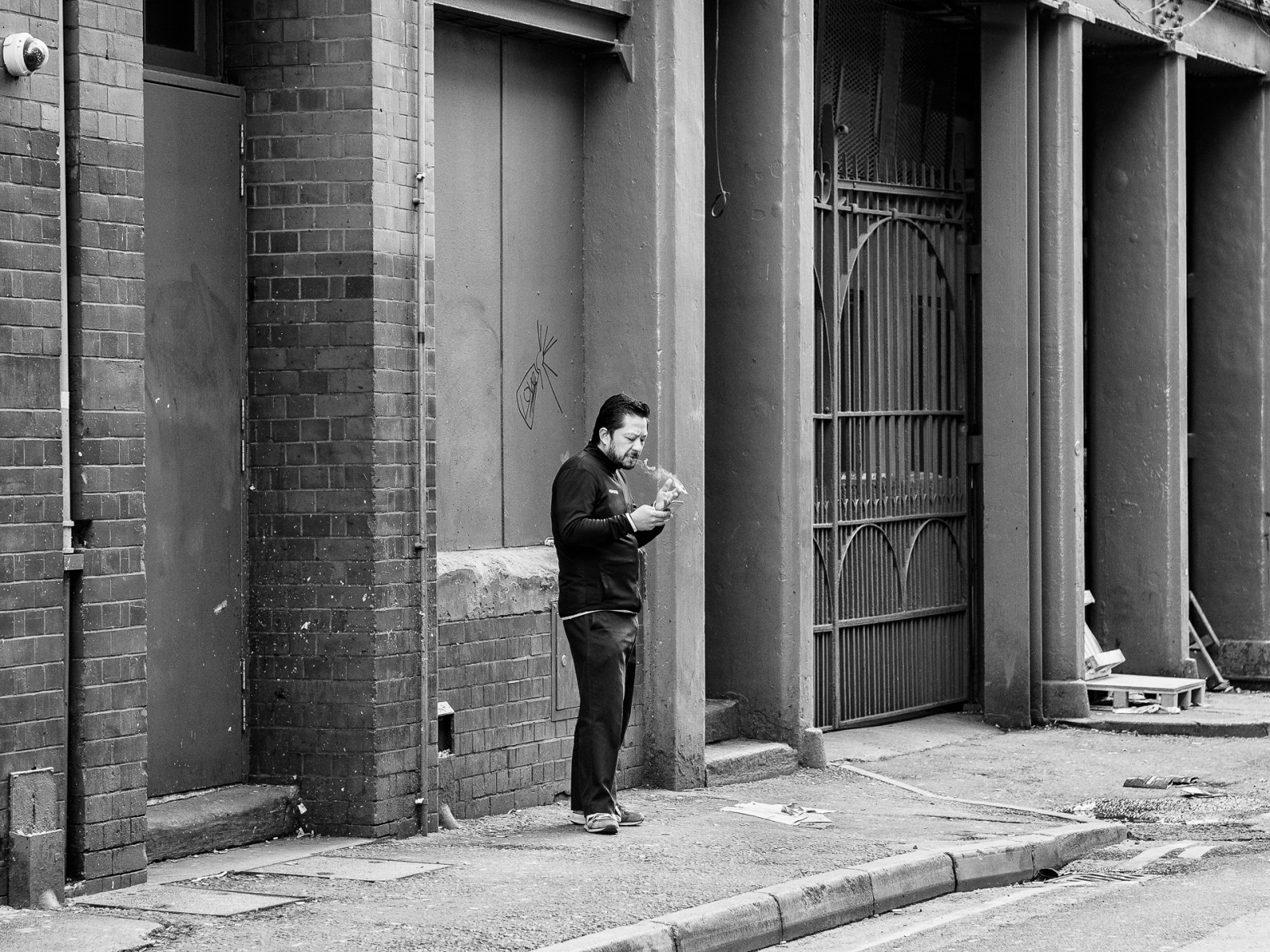 lidé, bílý, Černá, černobílý, okno, město, ulice, městský, budova, stěna, silnice, fotografování, kouření, Dům, město, stojící, dveře, mobilní telefon, Spojené království, struktura, kroky, infrastruktura, úhel, pěší, Černý a bílý, tělesné, alej, muž, fotografie, brána, cigareta, vchod, streetphotography, upřímný, chodník, kamerový systém, momentka, lunaphoto, urbanarte, Manchester, Spojené království, uličkami, M43, microfourthirds, peterbartlett, mobilní telefon, fasáda, olympuspenf, niksilverefex, urban area, Černý a bílý, monochromatické fotografování, veřejný prostor