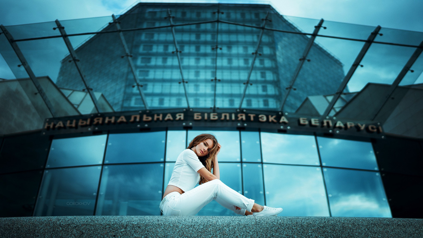 ženy, portrét, blondýnka, sedící, fotografování, džíny, modrý, ruce na hlavu, kalhoty, obuv, Ivan Gorokhov, fáze, fotografie, divadlo, momentka, Snímek obrazovky