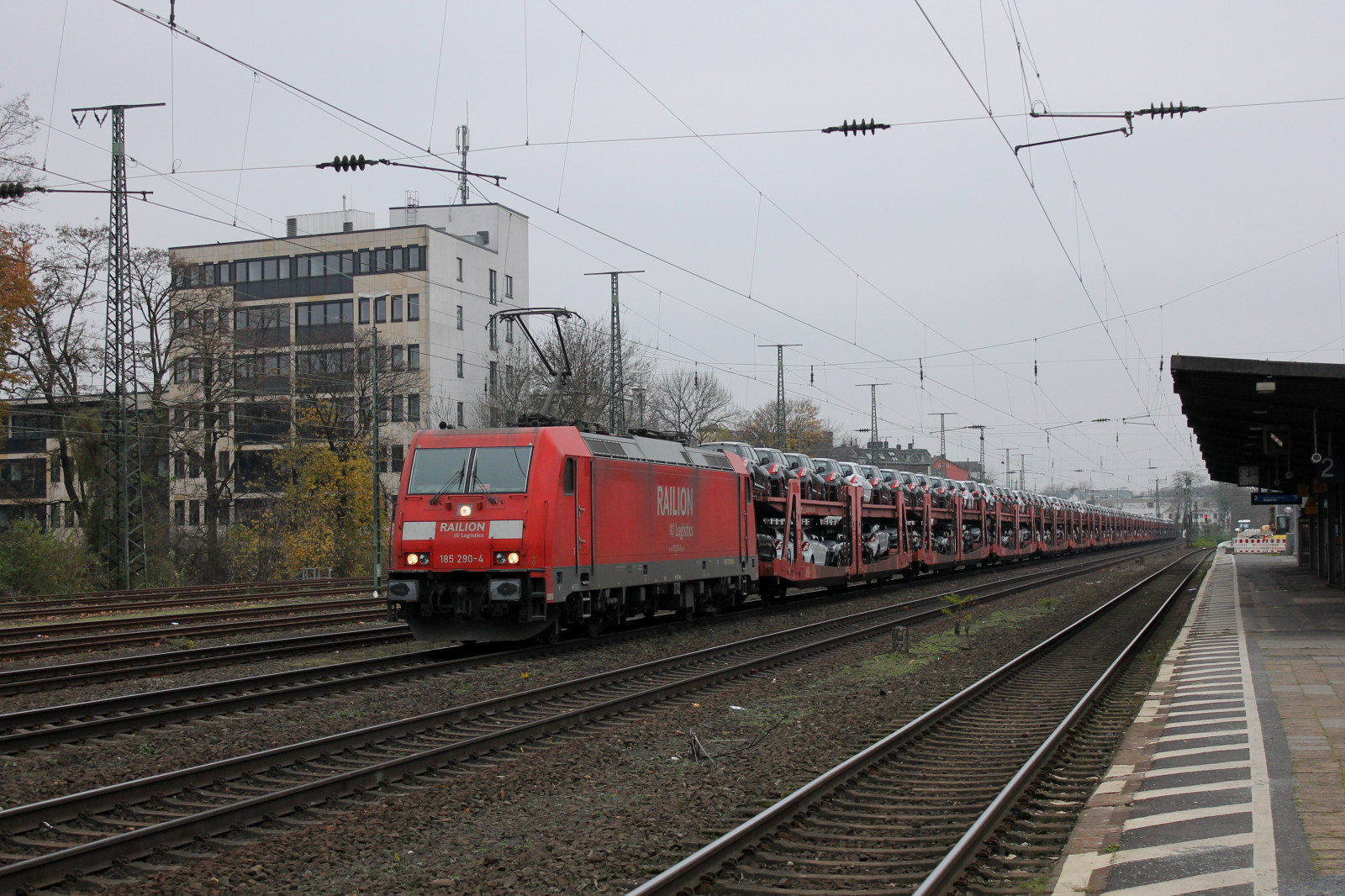 traccia, trasporto, treno, trasporto ferroviario, locomotiva, stazione ferroviaria, materiale rotabile, modalità di trasporto, vagone, trasporto pubblico, Zona residenziale, Transito rapido, area metropolitana, veicolo, locomotiva elettrica, fornitura elettrica, autovettura, albero
