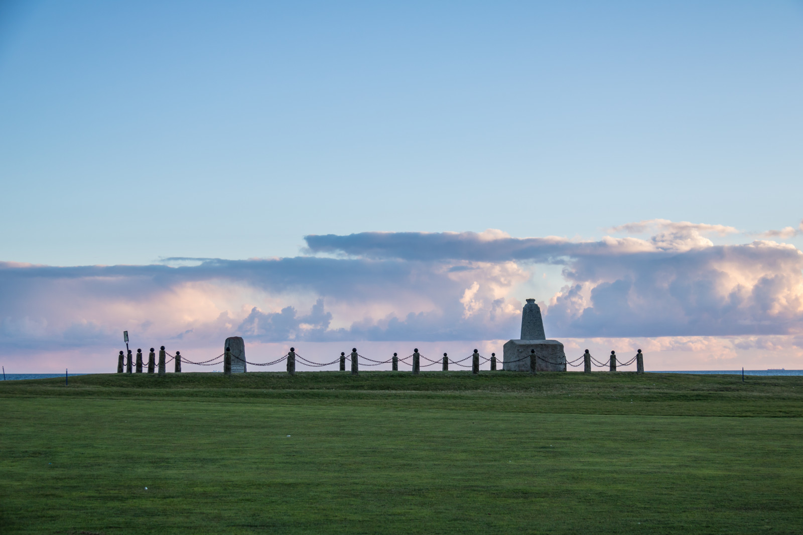 luce del sole, paesaggio, tramonto, mare, paesaggio urbano, collina, cielo, orizzonte, sera, mattina, Torre, orizzonte, crepuscolo, monumento, nube, alba, Trelleborg, Golfklubben, stavstensmonumentet, area rurale, fenomeno atmosferico, atmosfera della terra