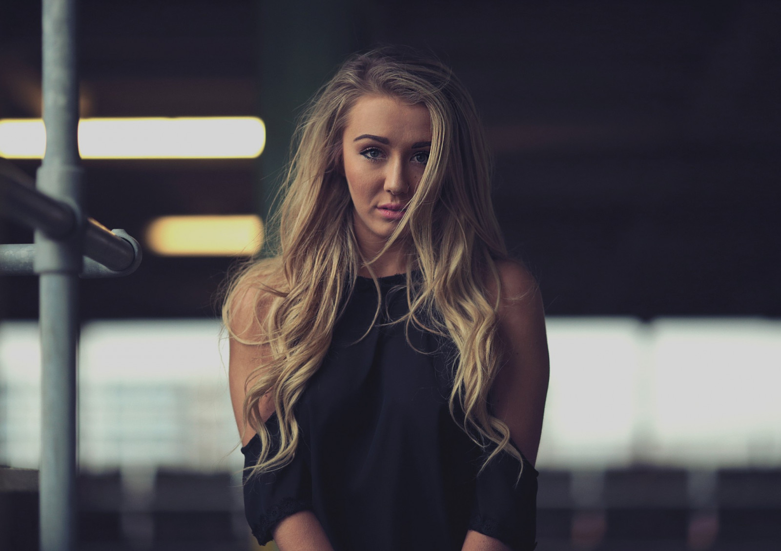 sort, Kvinder, model, portræt, blond, langt hår, Sort kjole, Kigger på seeren, bølget hår, fotografering, kjole, mode, hår, Person, tøj, supermodel, sang, pige, skønhed, kvinde, dame, blond, frisure, portrætfotografering, Photo shoot