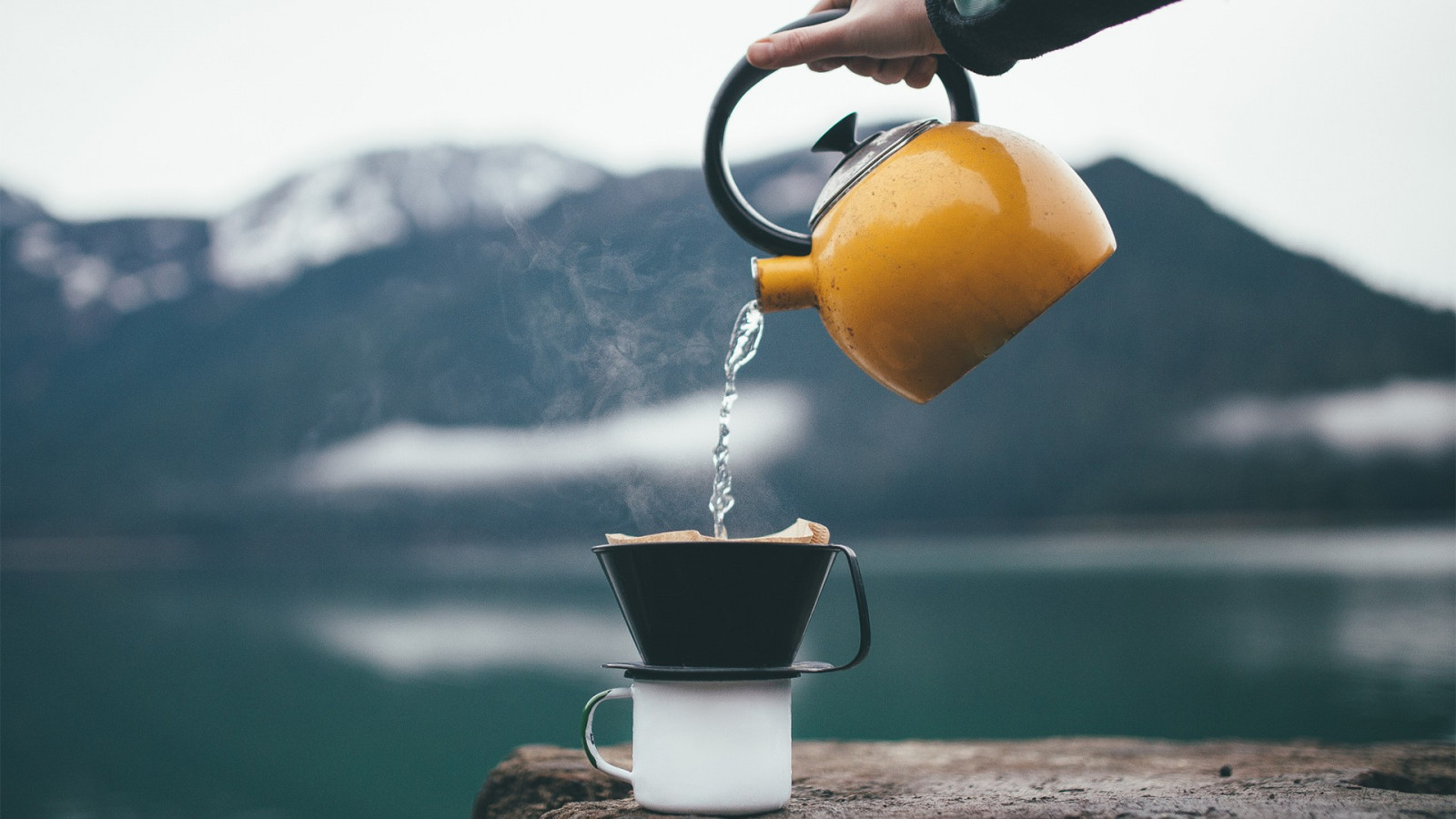 krajina, hory, hloubka pole, ruce, jezero, voda, Příroda, odraz, kouř, žlutý, modrý, zasněžený vrchol, ráno, čaj, pohár, konvice, teplý nápoj, světlo, barva, květ, osvětlení, Atmosféra Země, makro fotografie