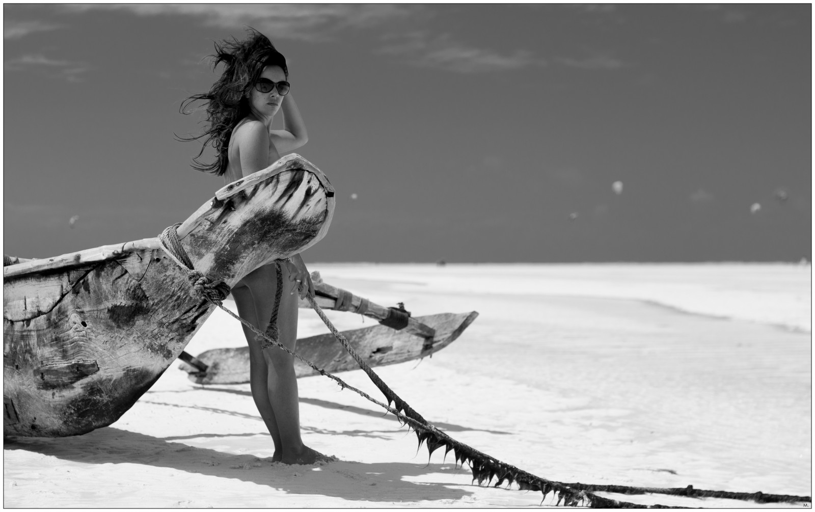 Masaüstü : çizim, tekne, Kadınlar, Tek renkli, Güneş gözlüğü, gözlük 