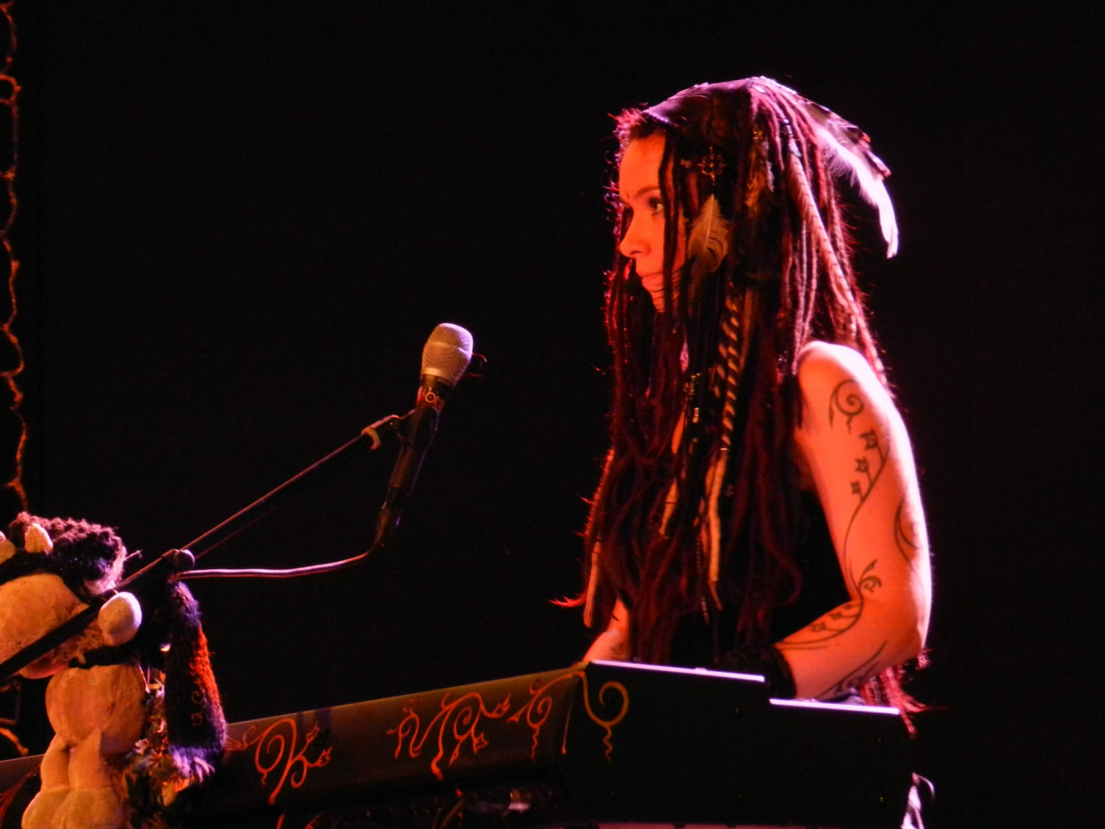 Červené, hudba, zpěvák, tetování, kytarista, zpěv, událost, zábava, světlo, ženský, představení, fáze, divadlo, koncert, hudební divadlo, strunný nástroj, performance, basista, rockový koncert, múzických umění, optreden, gothicfantasy