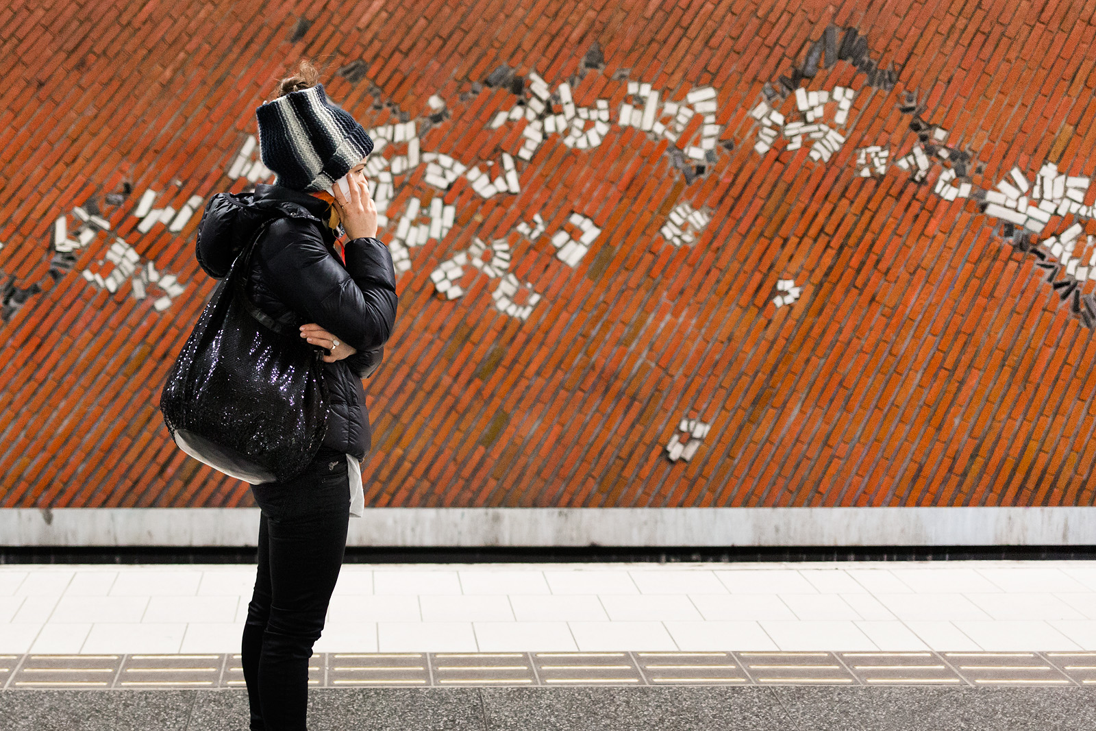 stěna, stojící, Stockholm, Švédsko, metro, metro, infrastruktura, dívka, gatufoto, streetphotography, momentka, canoneos5dmarkiii, s dermalm, Tunnelbanan, Hornstull, Canonef352isusm