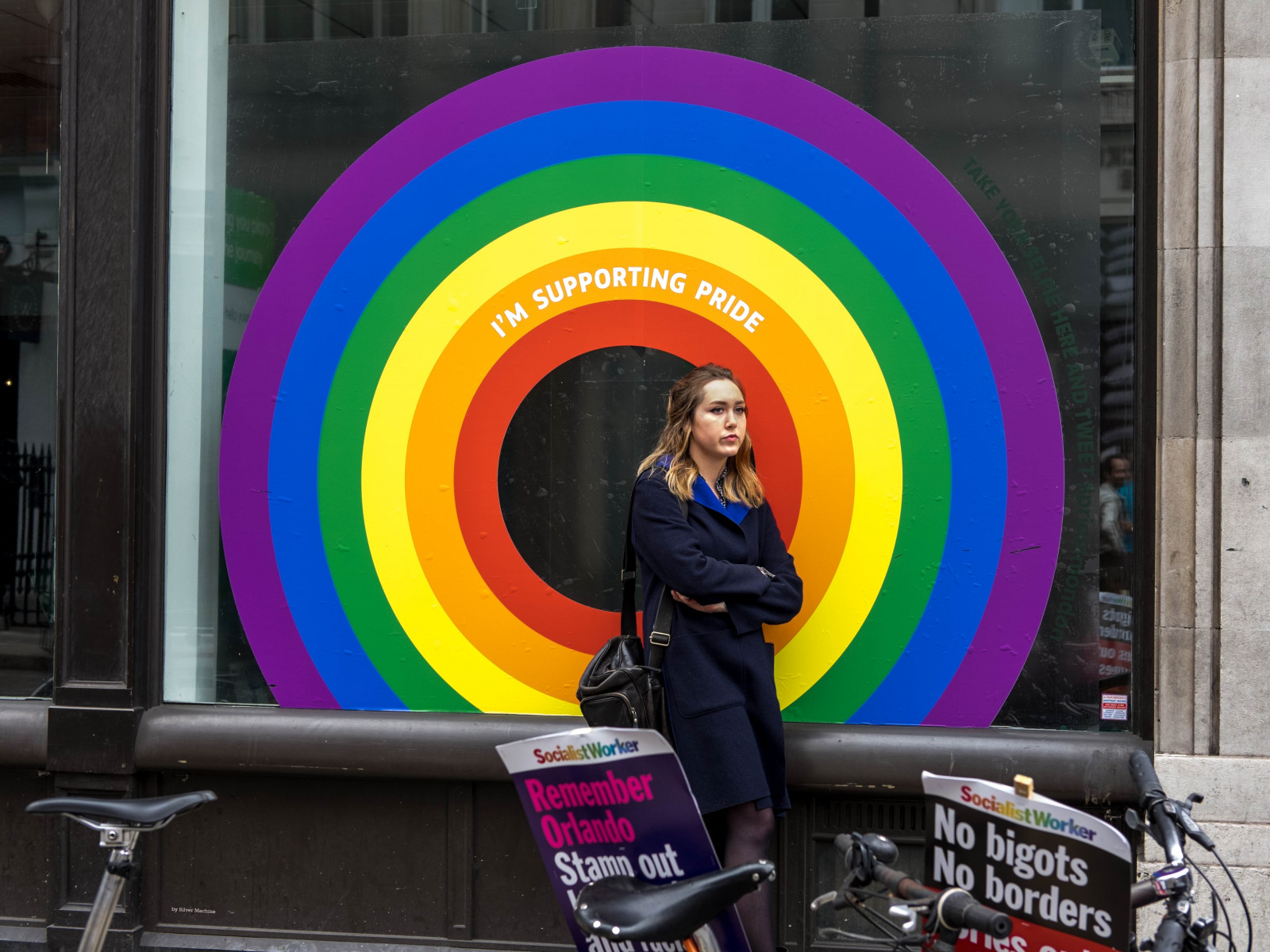 Londýn, okno, ulice, technika, stojící, plakát, čekání, Fujifilm, zábava, streetphotography, upřímný, streetportrait, fujifilmxt10, rekreace, fujinonxf35mmf2rwr, Prideinlondon, Lgbtpride2016
