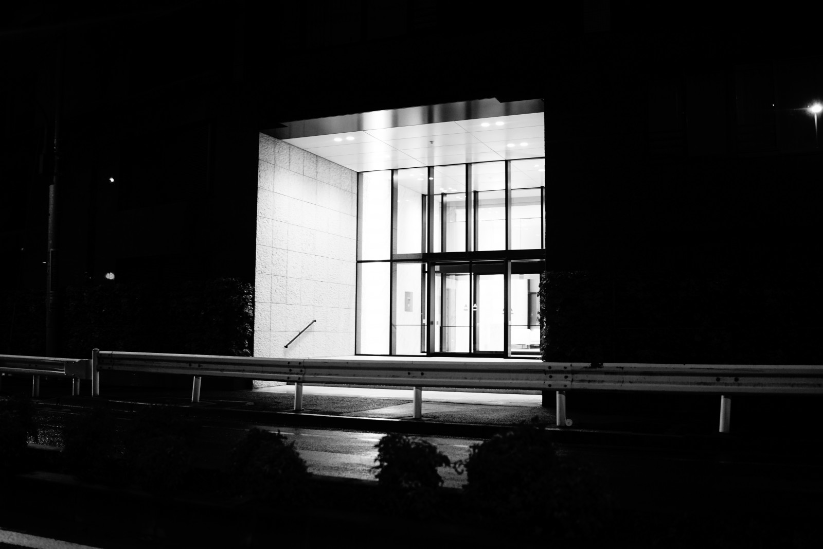 Japonsko, bílý, Černá, černobílý, okno, noc, odraz, stín, fotografování, Dům, Sony, Tokio, RX1R, světlo, osvětlení, CC, tvar, Zeiss, tma, rx, rx1, rx1rm2, rx1rmark2, CreativeCommons, bwmonochrome, Černý a bílý, monochromatické fotografování, Film noir