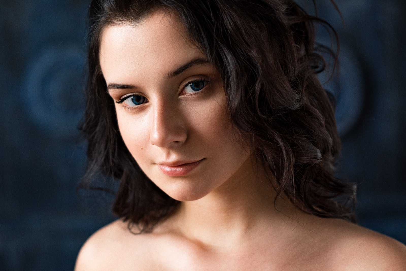 Daria Delishes, Max Pyzhik, ženy, model, bruneta, portrét, uvnitř, hloubka pole, tvář, při pohledu na diváka, usmívající se, holá ramena, modré oči, Ženy uvnitř