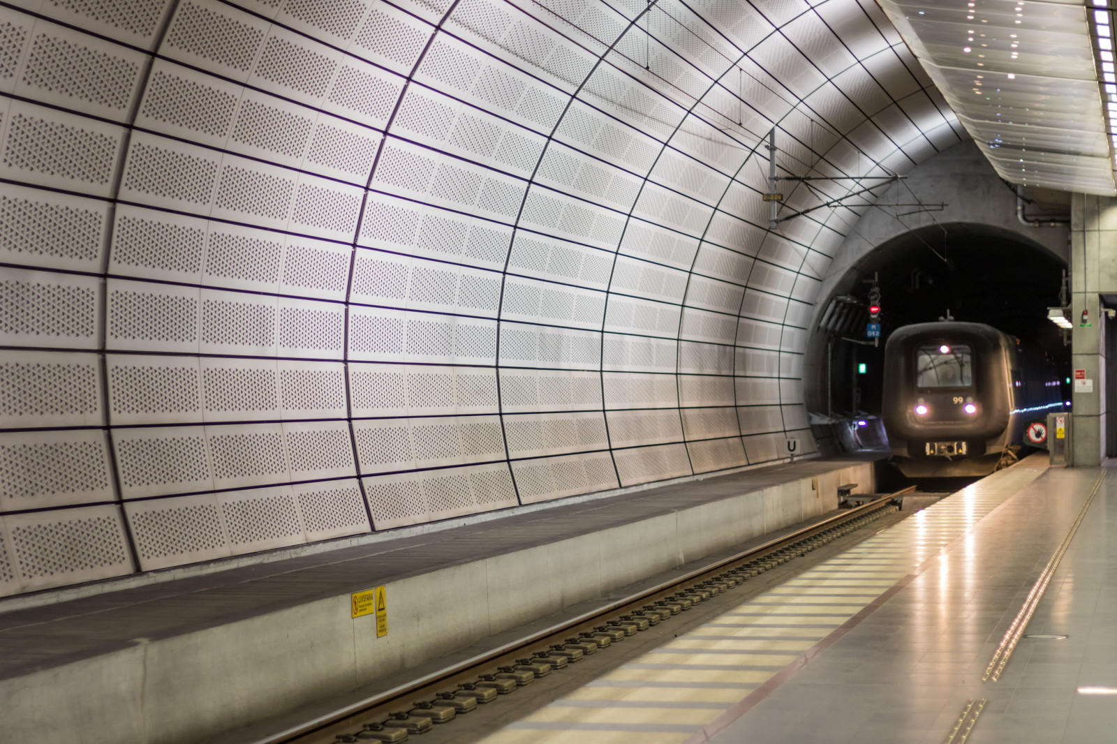 lidé, noc, vlak, symetrie, tunel, metro, doprava, infrastruktura, rychlá přeprava, stanice, t g, vlakové nádraží, Triangeln, Malmo, m nniskor, t gstation, gatufoto, nightphotography, Natt, čára, v noci, exif modelu canoneos760d, geocountry, Kamera aby kánon, geocity, Model fotoaparátu canoneos760d, geostate, geolocation, exif aby kánon, EXIF isospeed 320, exif focallength 50mm, EXIF ef50mmf18stm čočka, EXIF otvor 20, streetphotography, nattfotografering, veřejná doprava, stanice metra