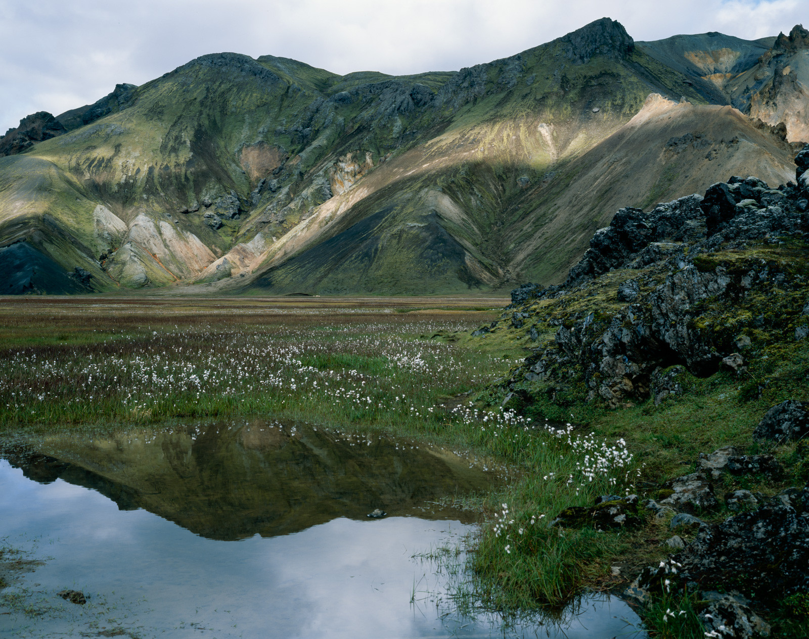 4x5, e100g, E6, Epsonv750, Graflexcrowngraphic, Island, Islandia, L018b, lf, landmannalaugar, largeformat, Tetenal3bathkit, analogový, Exif4film, film, láva, odraz, voda, Ektachrome