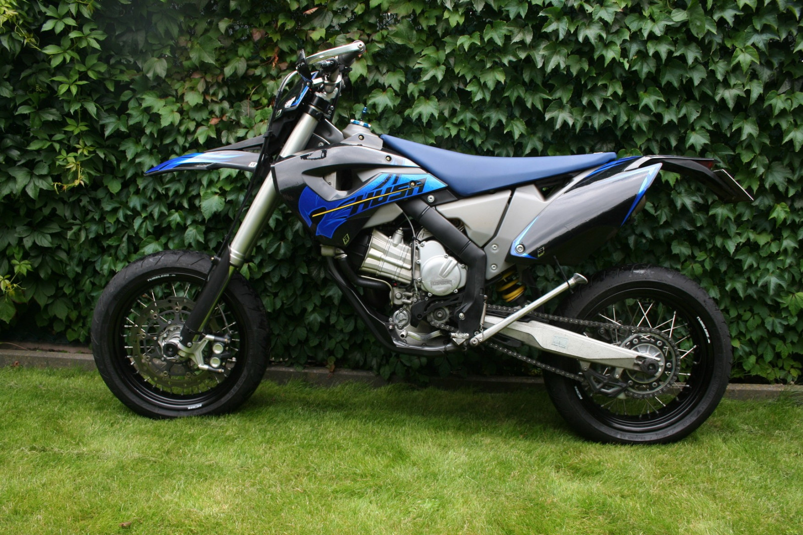 sportovní, auto, motocykl, vozidlo, motokros, závodění, Supermoto, Husaberg FS750, kolo, motorsport, motocyklové, kaskadérství, automobilový exteriér, automobil make, extrémní sport, freestyle motocross, motocyklové závody