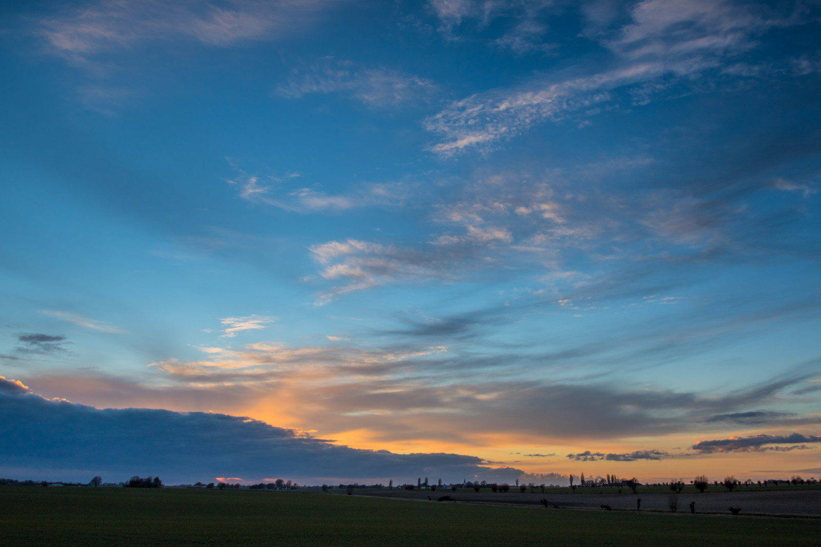 slunečnímu záření, krajina, západ slunce, nebe, pole, svítání, večer, ráno, horizont, atmosféra, soumrak, mrak, svítání, lučina, nebe, solnedg ng, venkov, moln, skymning, landsbygd, landskap, prostý, prérie, odlesk, červená obloha v dopoledních hodinách, meteorologický jev, kupa