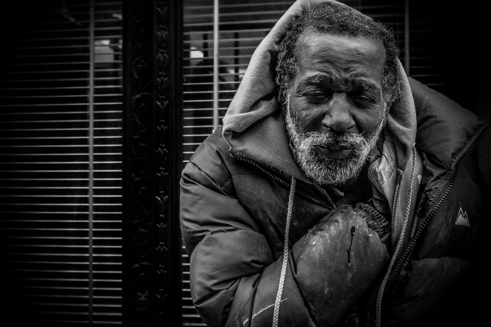 tvář, kontrast, lidé, Černá, starý, černobílý, portrét, okno, ulice, stín, fotografování, detailní, pivo, socha, čáry, Osoba, Philadelphie, Viněta, hlava, opilý, Budweiser, kostrbatý, světlo, tělesné, oko, muž, vousy, mimo, fotografie, bez domova, tma, streetphotography, pití, streetportrait, philly, Černý a bílý, monochromatické fotografování, Film noir, canont3i, photoaday, phil, totallyeverydayawesome, opilec