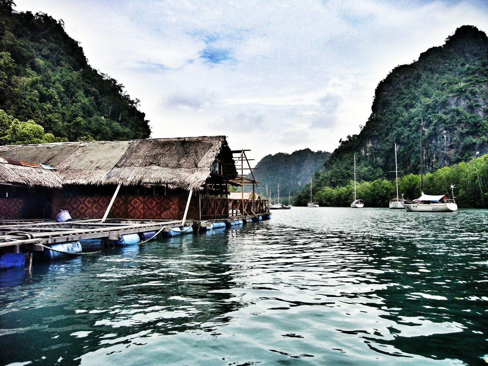 výlet, cestovat, modrý, stromy, dovolená, mrak, Dovolená, hory, strom, zelená, mokrý, voda, Krásná, krása, mraky, řeka, fotografování, loď, fotografie, dovolená, Asie, Jihovýchodní Asie, fotograf, zakalený, fotky, sudy, plovoucí, modrá obloha, Panasonic, palmy, cesta, mangovník, džungle, Malajsie, vápenec, jachty, cestování, Langkawi, Mangrovy, motorový člun, vegitation, klidný, malajsky, beautifulmoments, cestovatel, floatinghouse, Překrásná místa, pulaulangkawi, beautifullandscapes, limestonepeaks, panasoniclumix, Upriver, limestonecliffs, virginjungle, malaccastraits, malaypeninsula, mustseeplaces, langkawipermatakedah, langkawithejewelofkedah