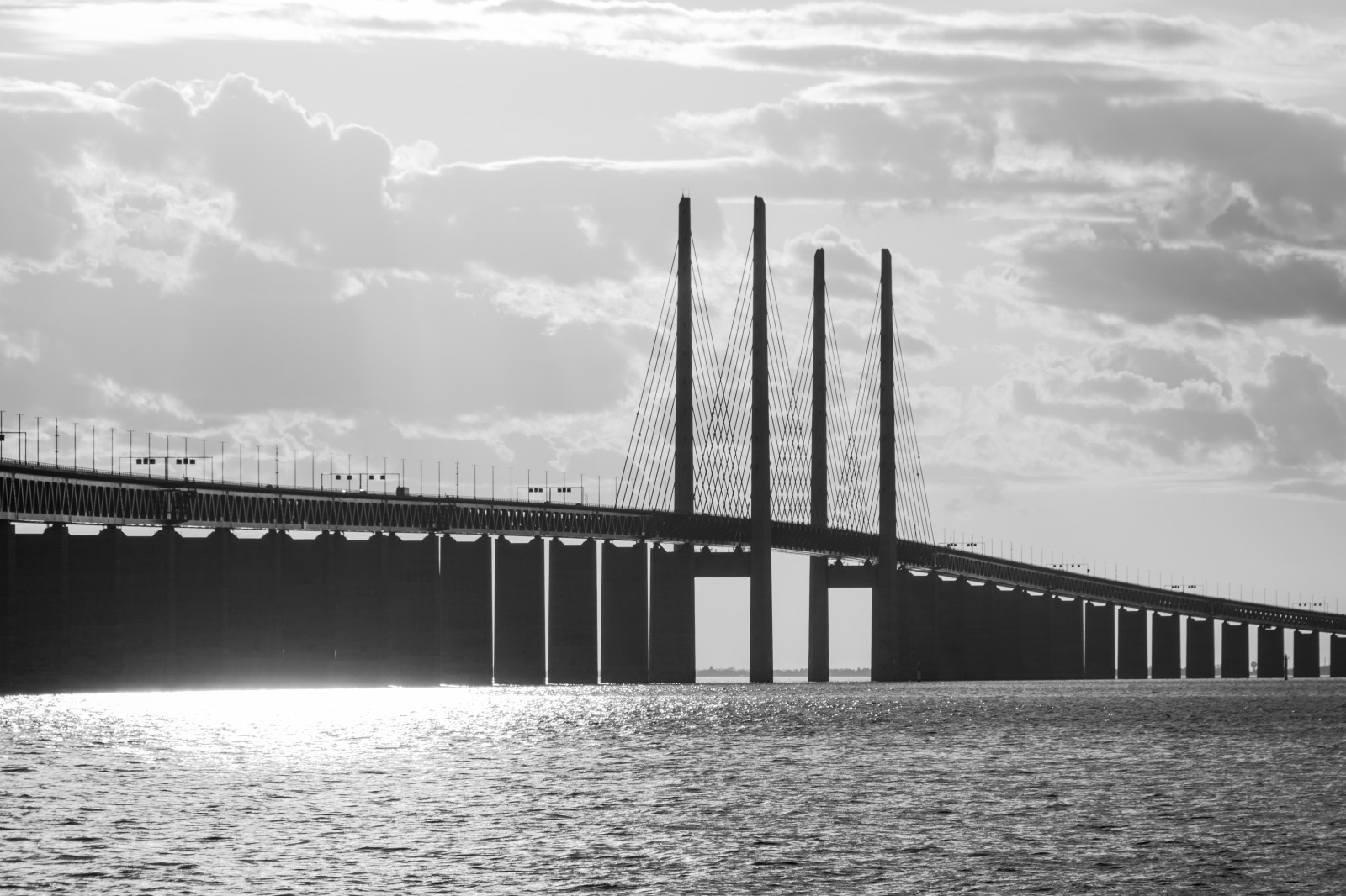 černobílý, západ slunce, moře, panoráma města, odraz, nebe, panoráma, most, horizont, molo, Bro, Černý a bílý, mrak, tělesné, nebe, solnedg ng, resundsbron, hav, moln, svartvit, brof Stet, mezník, atmosférický jev, Černý a bílý, monochromatické fotografování, nonbuilding struktura, kabel vydržel most