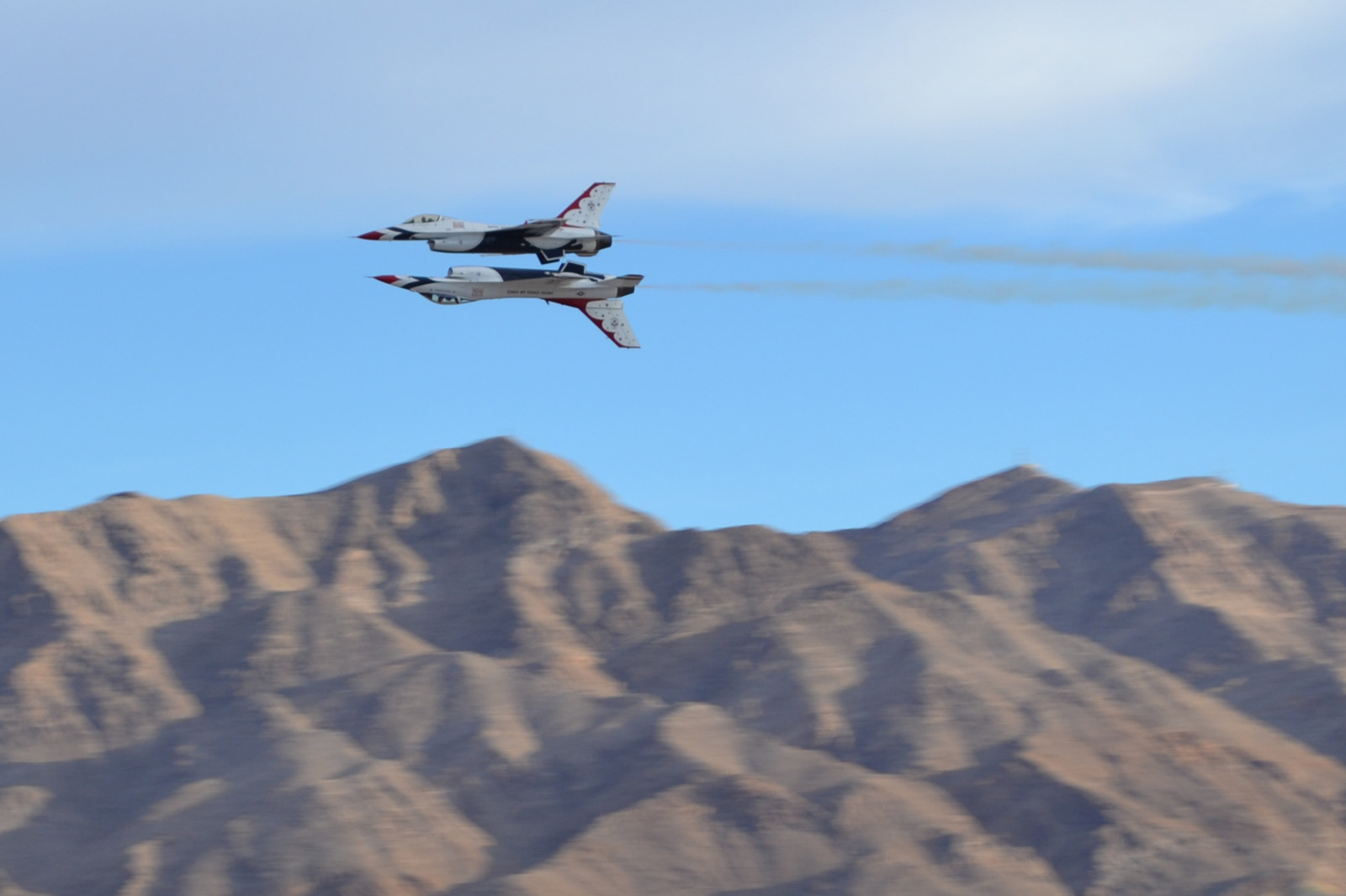 Fahrzeug, Flugzeug, Flugzeug, Luftwaffe, Thunderbirds, Flug, Berg, Flugschau, Nellis, Luftfahrt, F16, Faaviolierung, Mavvvvvvvrick, Atmosphäre der Erde, Kampfflugzeug