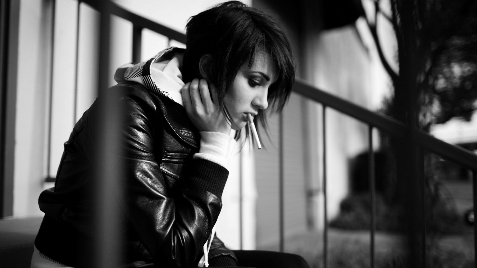 bílý, Černá, ženy, černobílý, model, portrét, sedící, fotografování, cigarety, móda, smutný, Osoba, oblečení, dívka, krása, žena, dáma, tma, Černý a bílý, monochromatické fotografování, lidských pozice, portrétní fotografie, focení, Film noir