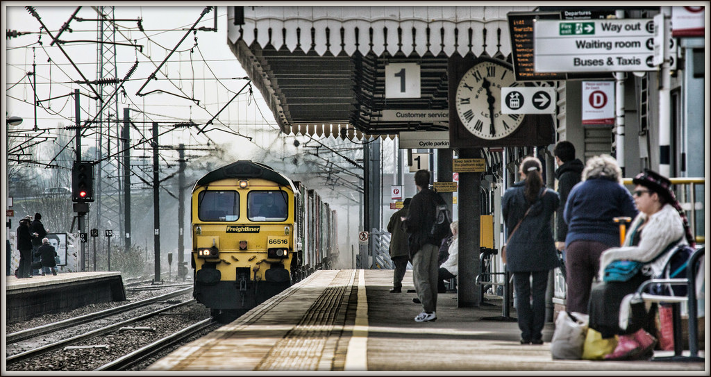 ulice, vozidlo, silnice, vlak, vlakové nádraží, Freightliner, 2015, doprava, kontejnery, opar, infrastruktura, kůlna, dráha, lidstvo, cestující, Newark, pruh, náklad, urban area, veřejná doprava, kolejová vozidla, Nottinghamshire, class66, intermodální, ECML, exhausthaze, eastcoastmainline, newarkontrent, 66516, 4e22, pottsclock