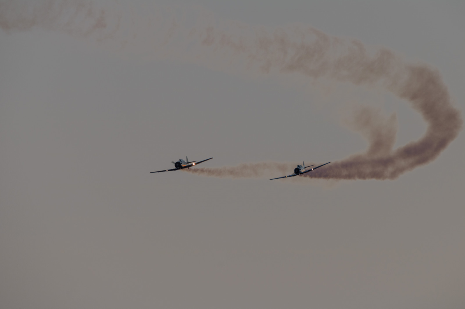 vozidlo, letoun, letadlo, plán, Dánsko, letectvo, Soumrak, Roskilde, Let, skymning, Danmark, flygplan, letadlo, Airshow, letectví, exif modelu canoneos760d, geocountry, Kamera aby kánon, geocity, Model fotoaparátu canoneos760d, geostate, geolocation, exif aby kánon, EXIF isospeed 100, EXIF otvor 71, EXIF ef70300mmf456lisusm čočka, exif focallength 300mm, flyg, roskildeairshow, roskildeflygplats, flyguppvisning, Harvard, swedishairforcehistoricflight, křídlo, Atmosféra Země, Airshow