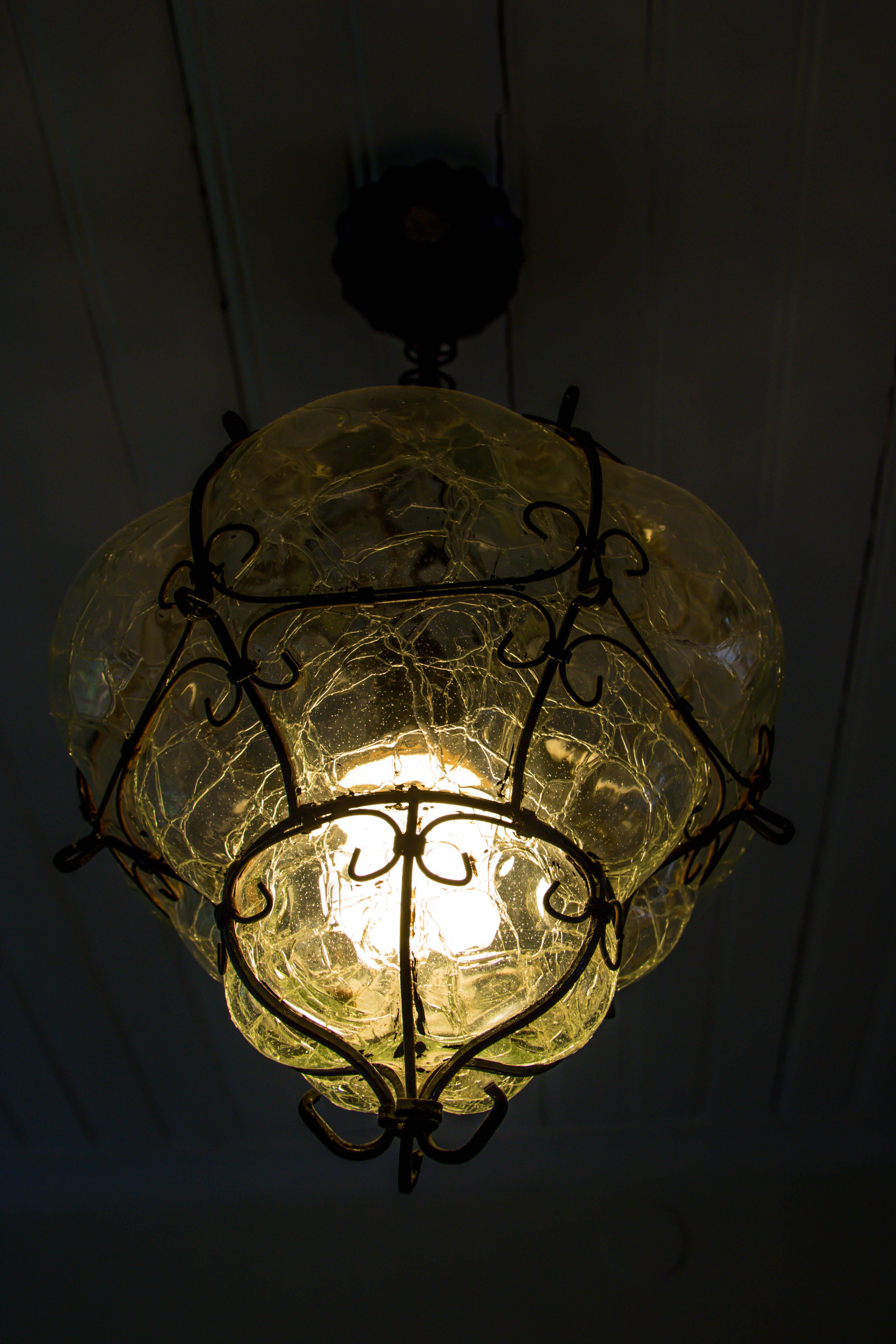 okno, symetrie, sklenka, svítilna, světlo, osvětlení, lampa, sterlen, materiál, kavárna, exif modelu canoneos760d, Kamera aby kánon, Model fotoaparátu canoneos760d, geolocation, EXIF čočka efs18200mmf3556is, EXIF otvor 56, exif aby kánon, EXIF isospeed 100, exif focallength 24mm, lustr, strop, tma, kafe, olofviktors, žárovka, svítidlo