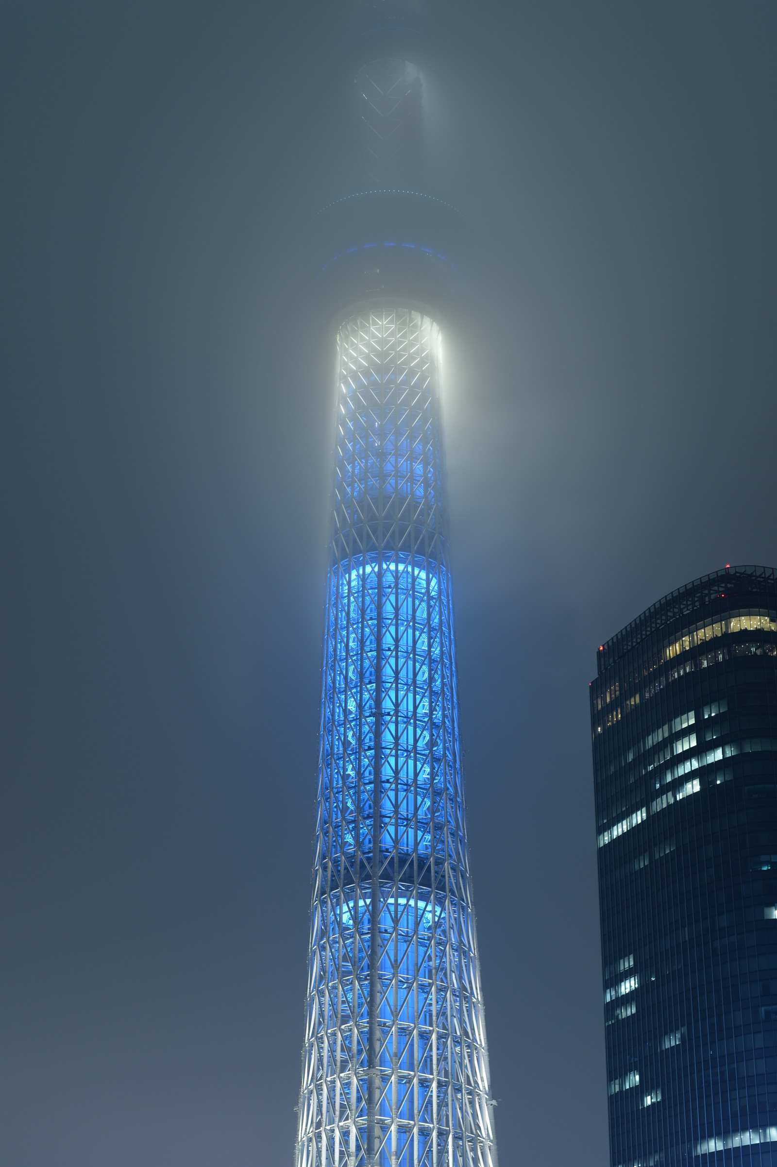 Giappone, paesaggio urbano, notte, architettura, riflessione, simmetria, orizzonte, grattacielo, blu, Torre, Nikon, metropoli, Tokyo, Jp, Skytree, leggero, NIKKOR, illuminato, illuminazione, illuminazione, iki, punto di riferimento, Tokyo Sky Tree, df, afs58mmf14g, afsnikkor58mmf14g, atmosfera della terra, palazzone