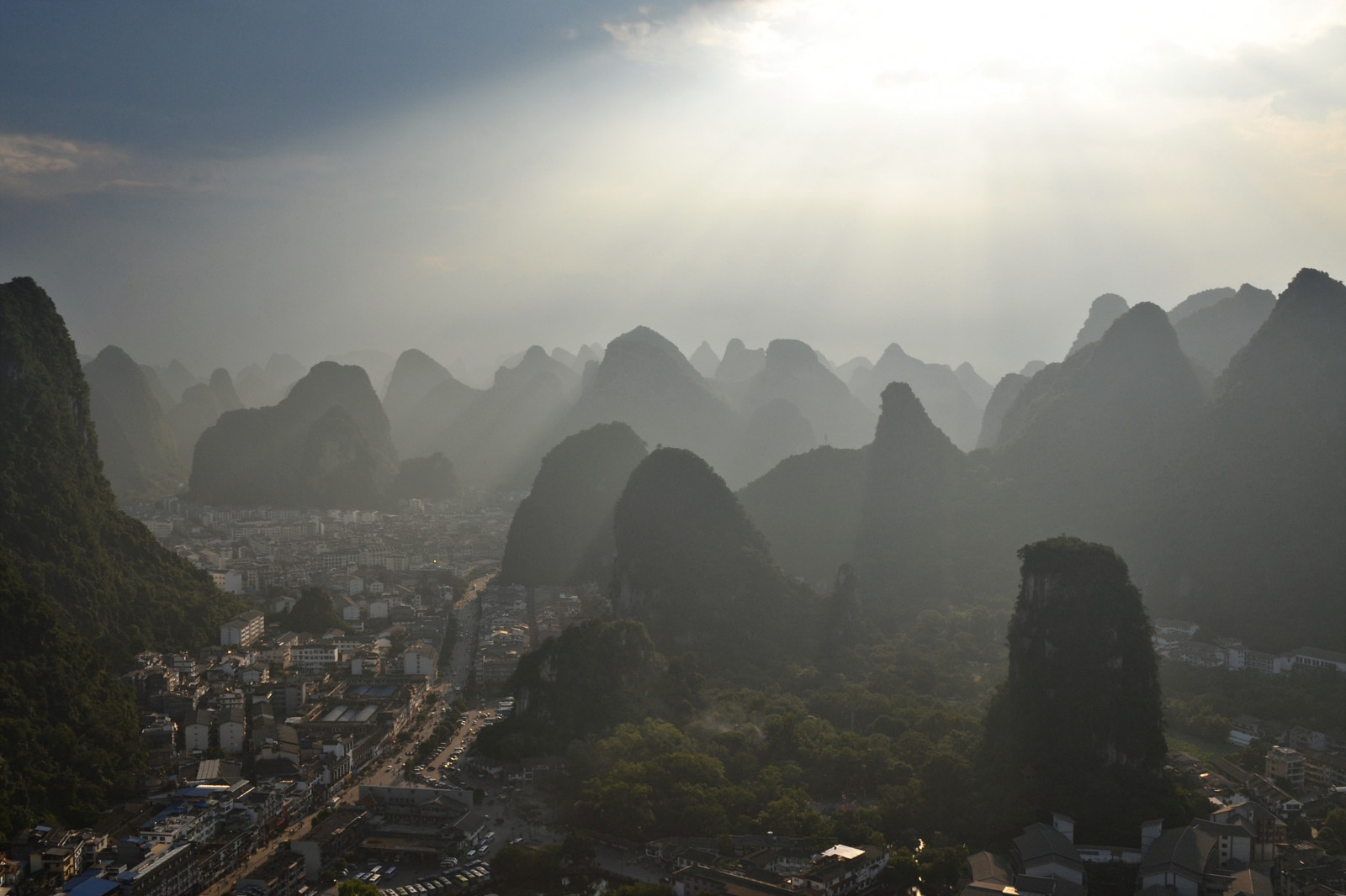 slunečnímu záření, krajina, hory, západ slunce, Asie, Čína, kopec, Skála, Příroda, svítání, zelená, kopce, večer, ráno, mlha, řeka, údolí, Nikon, Alpy, turistika, vrchol, opar, vrcholek, Lotus, Guilin, Terén, mrak, scéna, mlha, Landschaft, vrcholy, hora, Pohled, počasí, svítání, jižní, D3100, jižní, Berge, Asien, Lijiang, Snímek obrazovky, li, abend, backpacking, atmosférický jev, horských reliéf, geografický rys, pohoří, batůžkář, wandern, Wanderung, Aussicht, h gel, Yangshuo, guanxi, kras, bilian, karsth gel