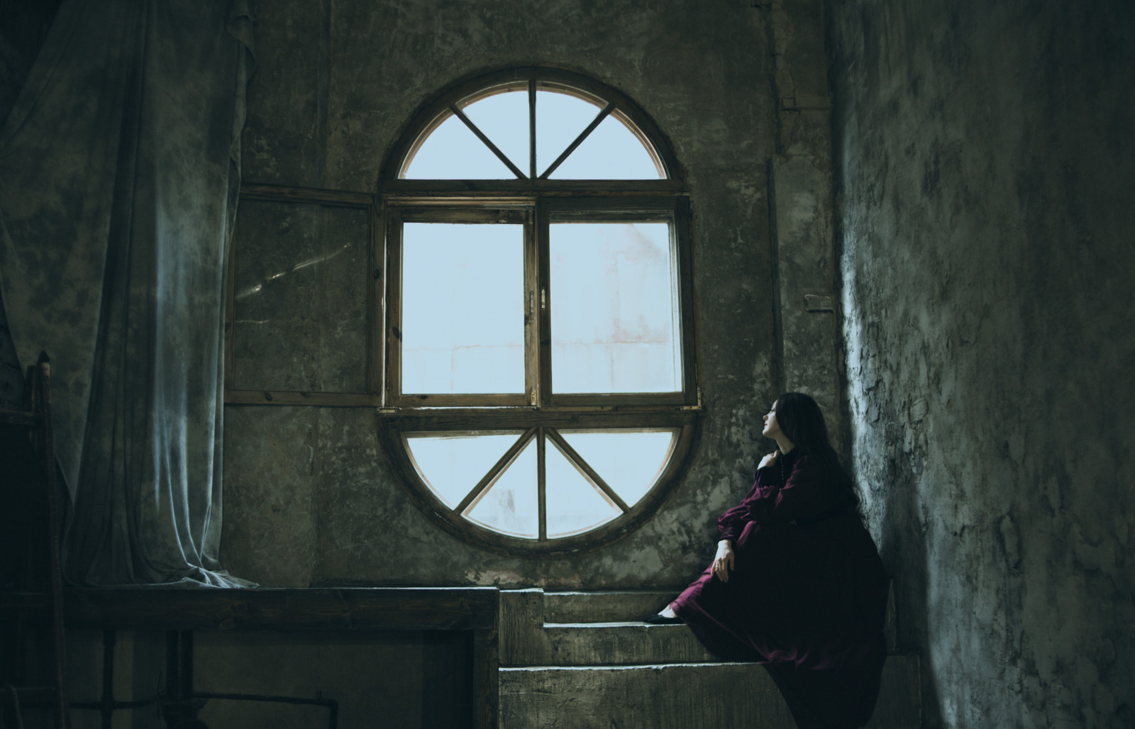 tempel, sollys, mennesker, model, portræt, vindue, mørk, natur, elsker, skygge, kjole, symmetri, magi, historie, fotograf, atmosfære, årgang, Studio, romantisk, søvn, harmoni, lys, farve, smuk, ny, pige, naturlig, historie, humør, Foto, ømhed, drøm, film, mørke, melankoli, beaty