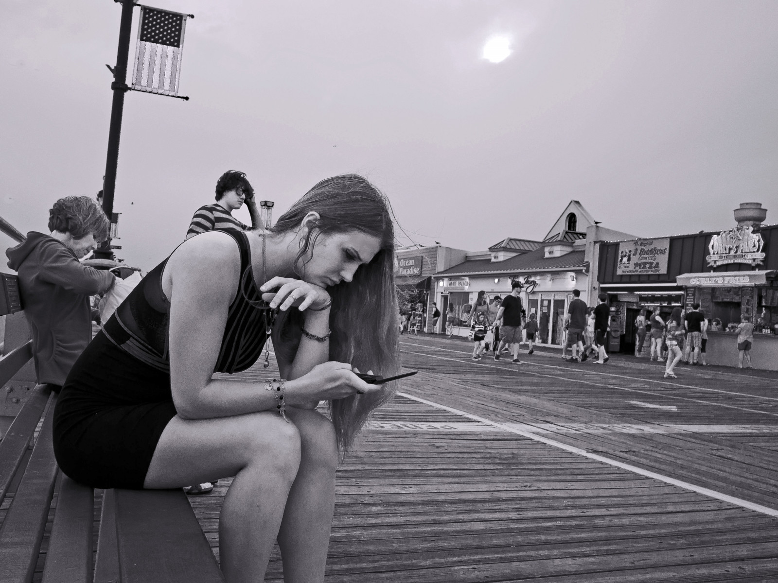 fotografie, Černá, Černý a bílý, fotografování, momentka, dívka, monochromatické fotografování, zábava, interakce, černobílý, voda, člověk, dovolená, rekreace, ulice, styl