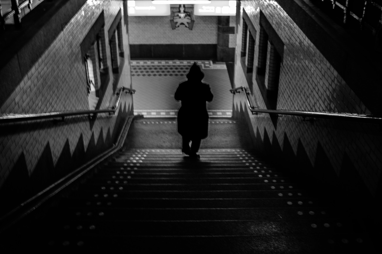 Menschen, schwarz, einfarbig, Nacht-, die Architektur, Schatten, Fotografie, Silhouette, Symmetrie, Rolltreppe, Treppe, Mitternacht, Infrastruktur, Winkel, Licht, Beleuchtung, Menschlich, Linie, Foto, Dunkelheit, Strassenfotografie, bereuen, offen, Noiretblanc, Gente, Menschen, Straatfotografie, Schlagen, Schwarzundweiss, Strasenfotografie, Zwartwit, Mensen, Biancoenero, Schnappschuss, Straat, über, Schwarz und weiß, Monochrome fotografie, Film Noir, Tageslicht, Fotographie, Personnages, Biancoynegro, Stretto, Fotografiadistrada, Humains