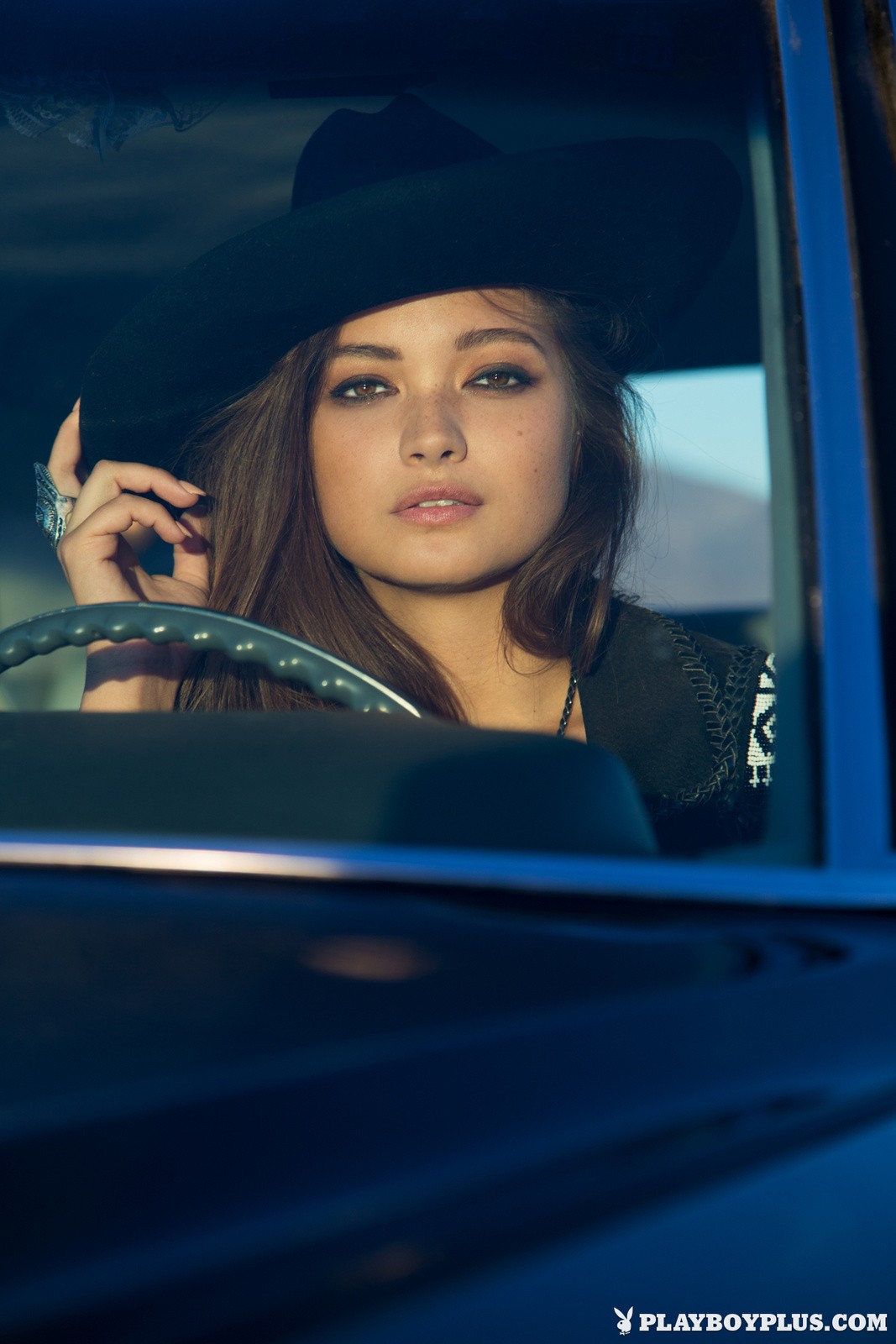 model, briller, sidder, fotografering, blå, Playboy, Person, Chelsie Aryn, pige, skønhed, kvinde, dame, Photo shoot, 1067x1600 px