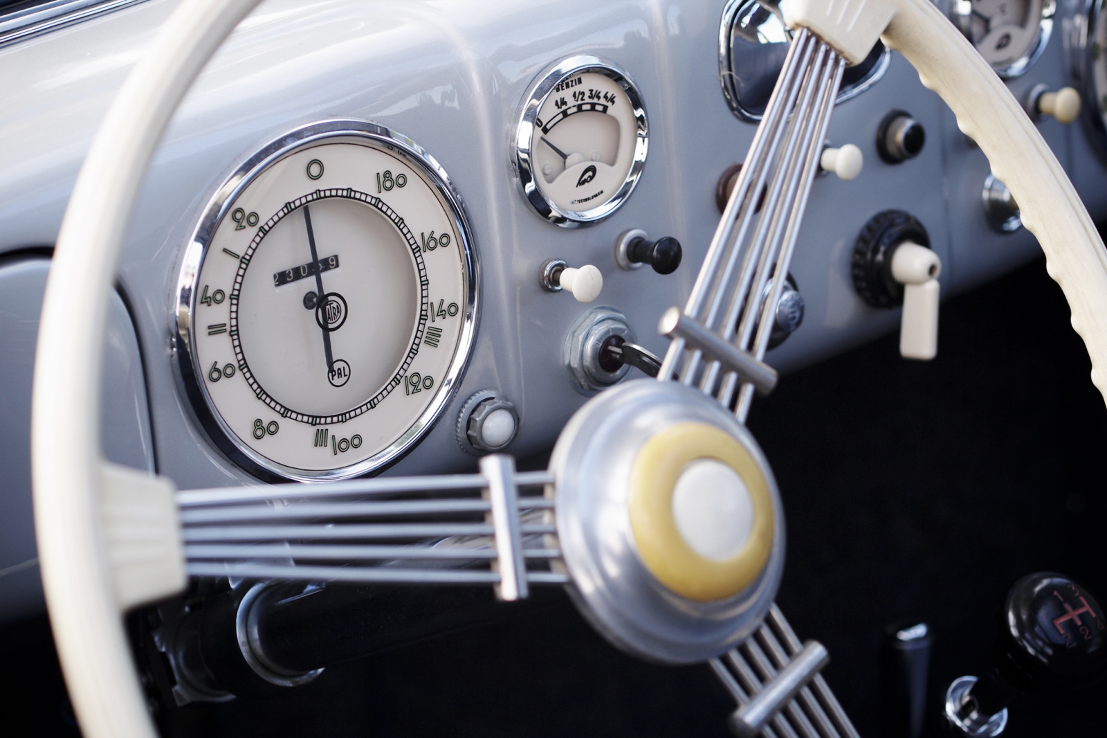 車, 自動車, 車両, ステアリング部, 自動車デザイン, ハンドル, ゲージ, クラシック, ヴィンテージカー, スピードメーター, 自動車外装