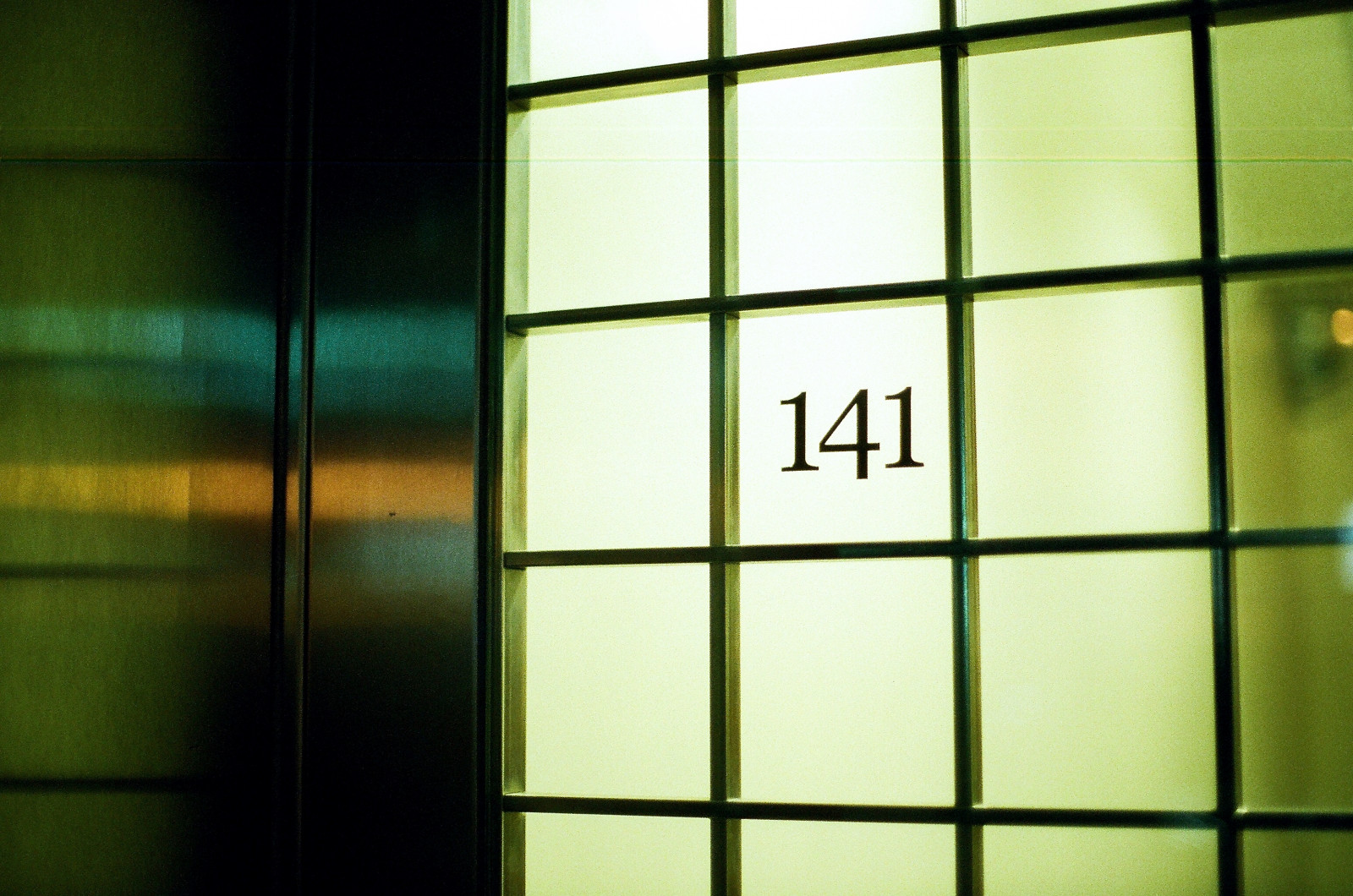 nyc, New York City, lys, afspejling, film, vindue, nat, 35MM, firkant, numre, canonae1, 141, kodakportra800, canonfd50mmf14, canonfd