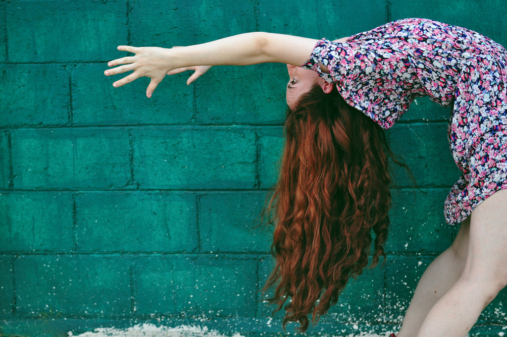 dlouhé vlasy, stěna, zelená, modrý, černé vlasy, vlasy, tyrkysový, letní, štěstí, tanečník, dlouho, dívka, krása, zábava, noha, tok, moderní, tanec, pelo, bailarina, fondo, verde, focení, largo, dolní končetina